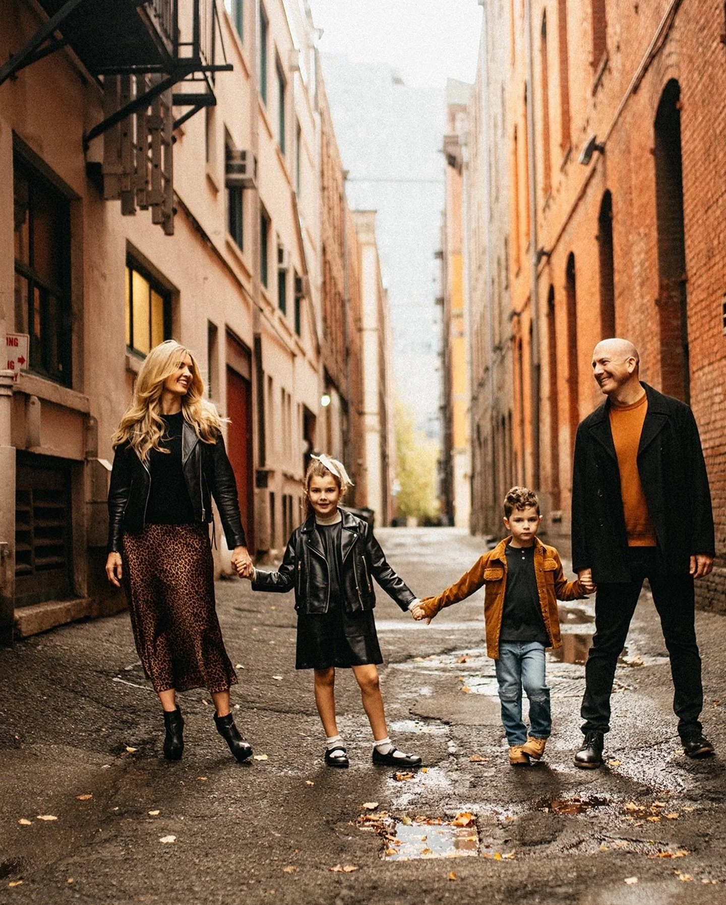 ✨City Vibes✨
Even though I&rsquo;m usually outdoors- I do rent a cool studio space in Pioneer Square that I love❤️ 
We walked around town a little after to add to the gallery. 
Thanks for choosing me for so many years you guys🙏🏻