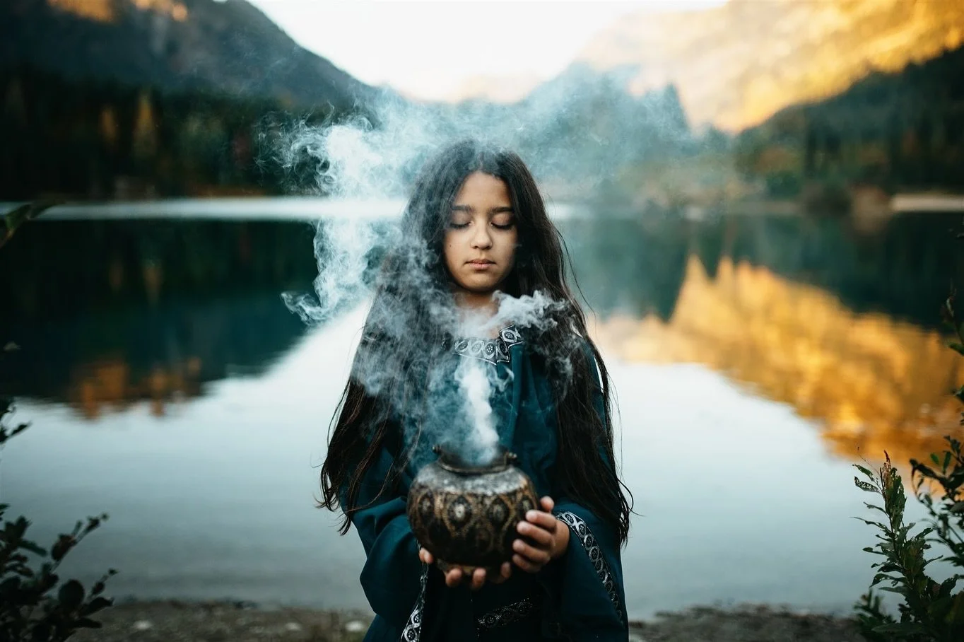 ✨Happy Halloween✨
This little witchy babe and I always do a little something different at the end of our family session. Love it!