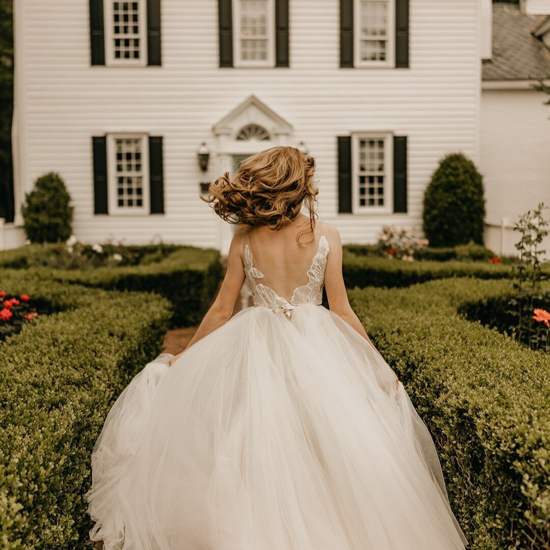 Can I hear a little commotion for the dress! 👏 👏👏 Sneak peak from this stunning styled shoot. 🤍

Planner: @craftedcharm 
Dress: @aw.bridal 
Photo: @chantellejordanphotography 
Hair: @orangerosebeauty 
Makeup: @carolinabeauty.co
Model: @gracie.swe