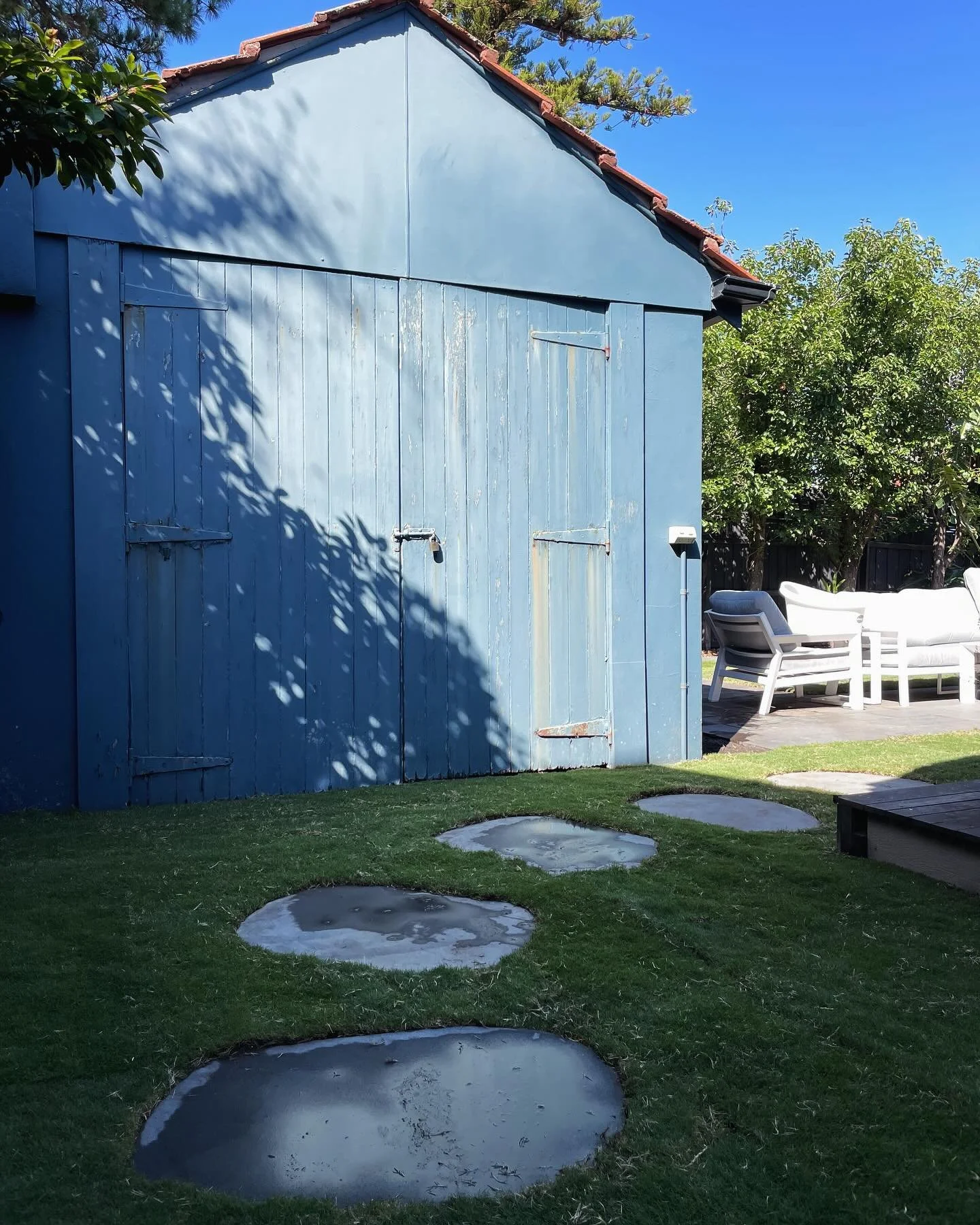 Recent job in St Kilda. Some beautiful large bluestone stepping stones layed. Soil prep. pre laying of the instant turf. A tight watering schedule over the next couple of weeks will ensure the roots can establish well.