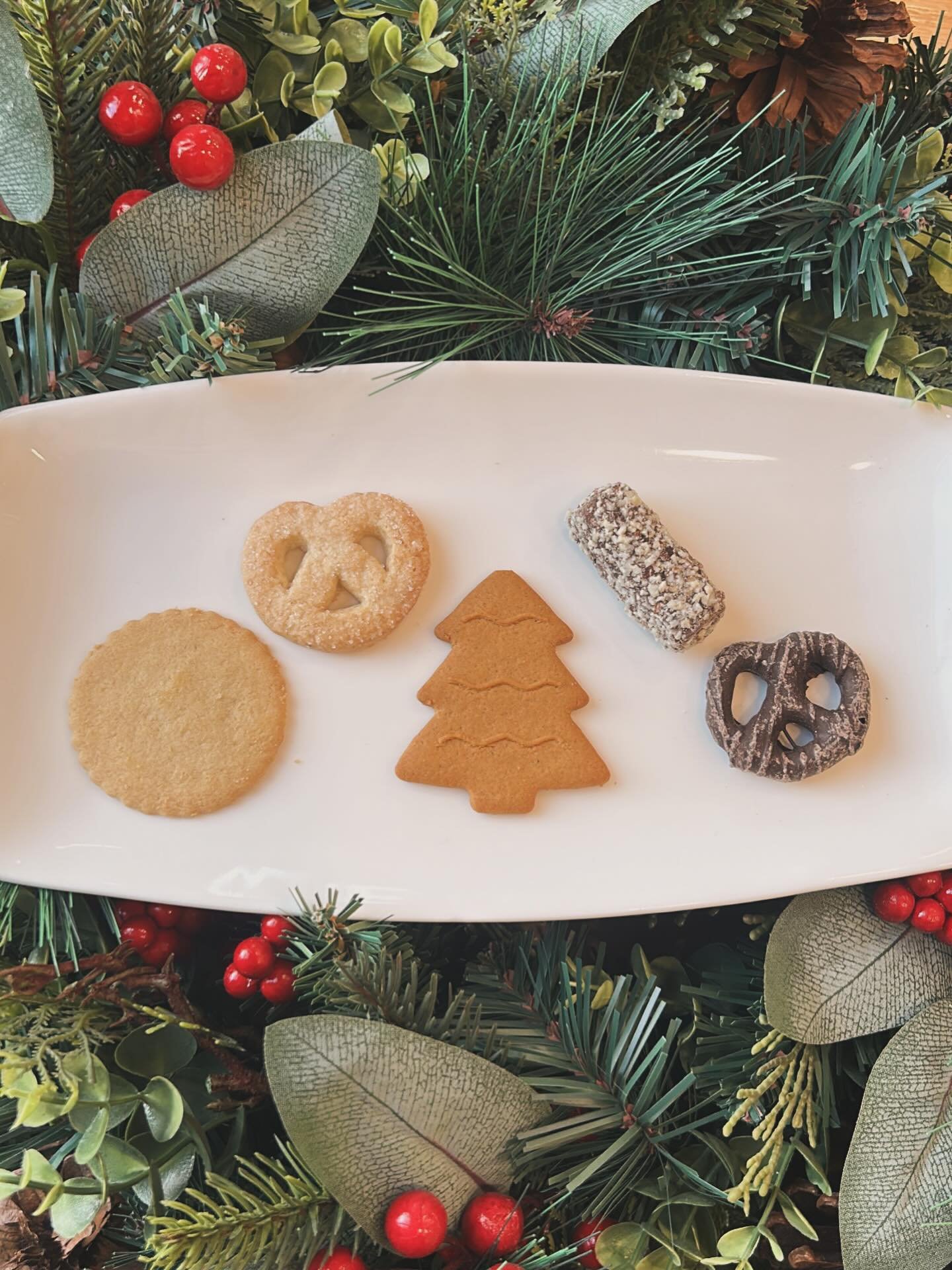 Visit the tasting room today for our annual wine &amp; holiday cookie pairing and to stock up on wine for the holidays! We&rsquo;re open today and tomorrow from 11-5!

🎁 In need of a few last minute gifts? Stop in to pick up wine or merch, or order 