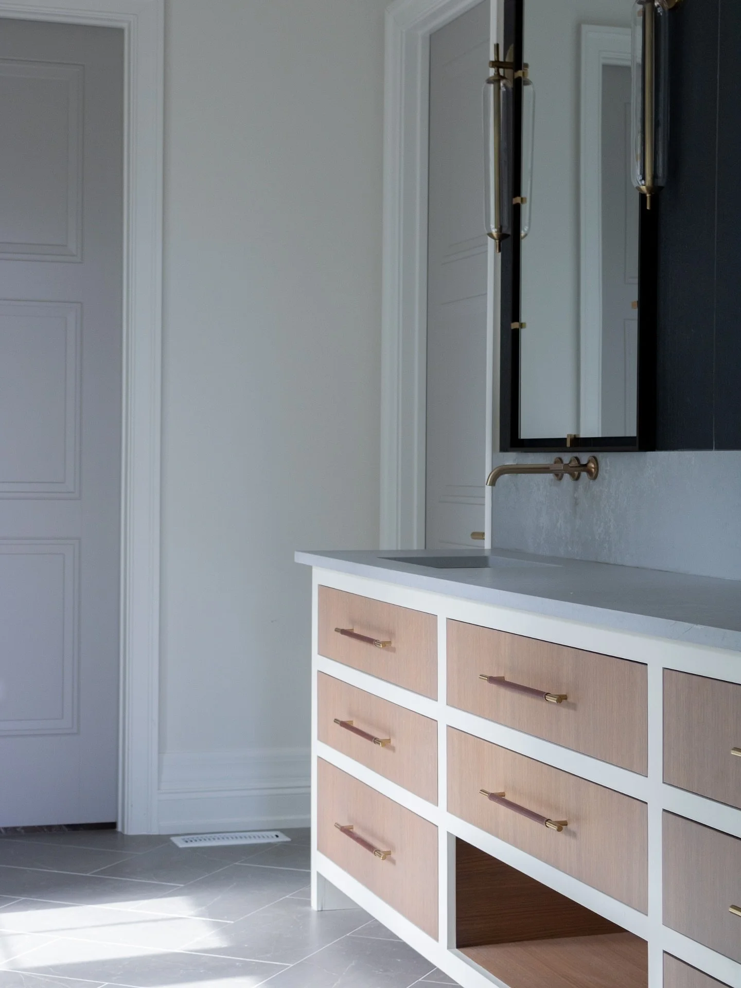 a study in balance 🩶🤎

#coolandwarm #moderndesign #interiordesignnashville #bathroominspiration