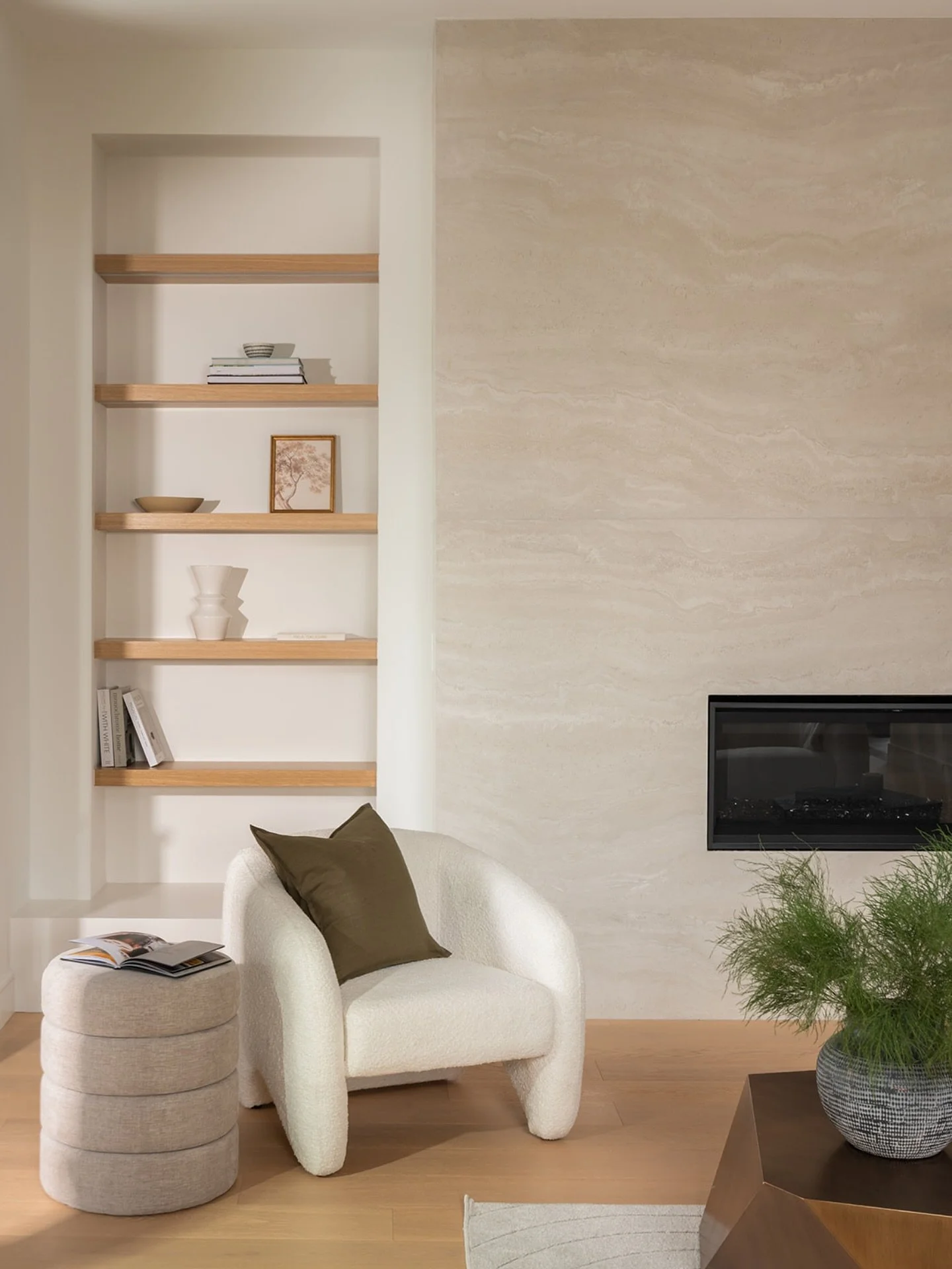 quiet zone 🪷🌤️🤍🌿

builder: @athomedevelopers
photography: @lindapardonphotography
staging: @sochichome 
styling: @jbt_styles

#moderninteriordesign #minimalism #neutralhomeinteriors #luxuryinteriordesign