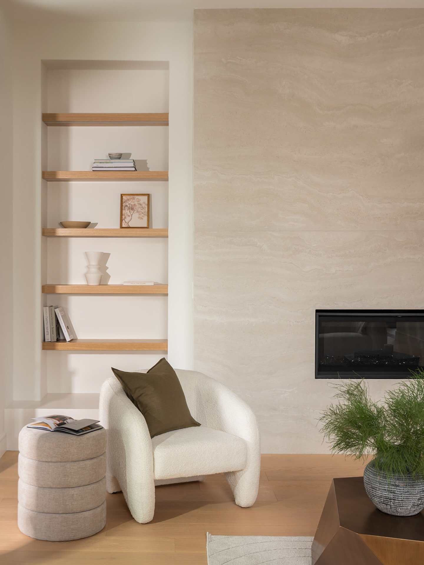 quiet zone 🪷🌤️🤍🌿

builder: @athomedevelopers
photography: @lindapardonphotography
staging: @sochichome 
styling: @jbt_styles

#moderninteriordesign #minimalism #neutralhomeinteriors #luxuryinteriordesign