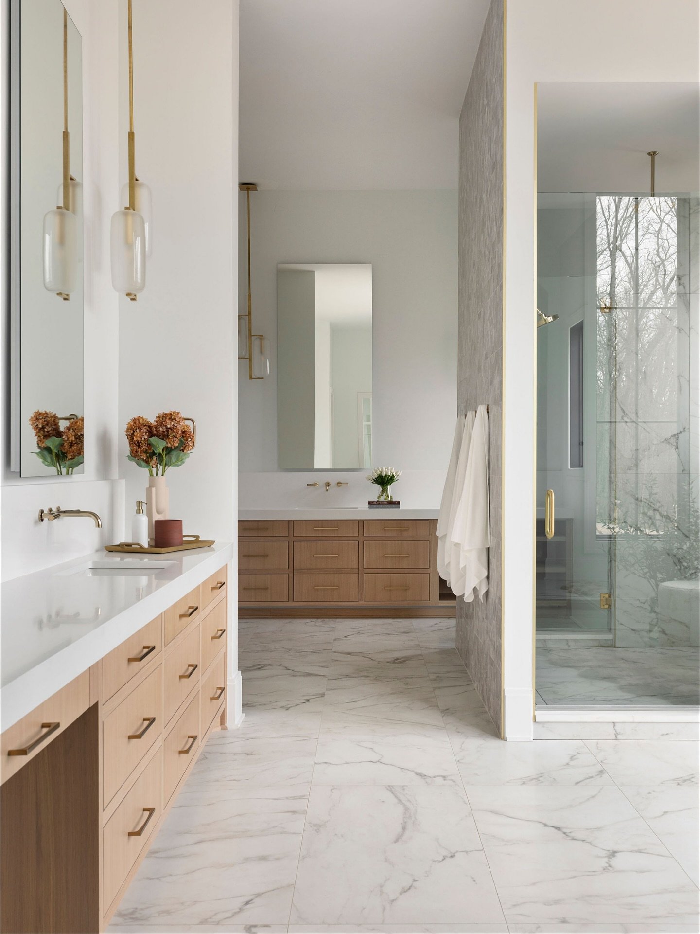 the irony of interior design is how much effort it takes to make the space look effortless&hellip; 

📸: @carolinesharpnack

#moderninteriors #luxurybathroomdesgin #nashvillehomes #cgstudiointeriors