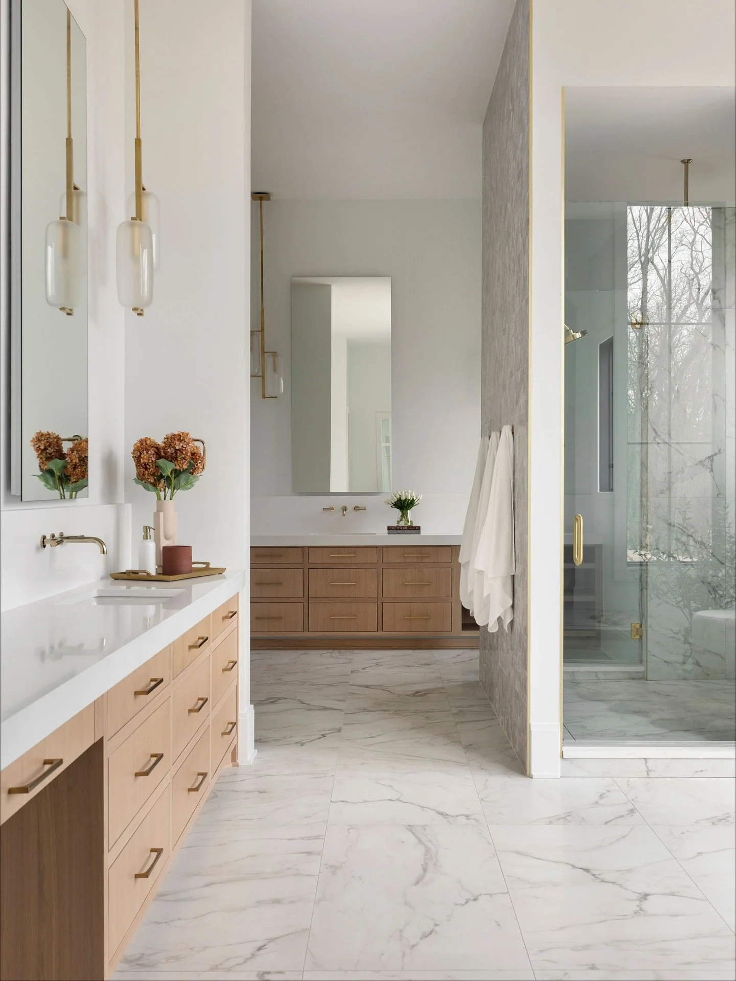 the irony of interior design is how much effort it takes to make the space look effortless&hellip; 

📸: @carolinesharpnack

#moderninteriors #luxurybathroomdesgin #nashvillehomes #cgstudiointeriors