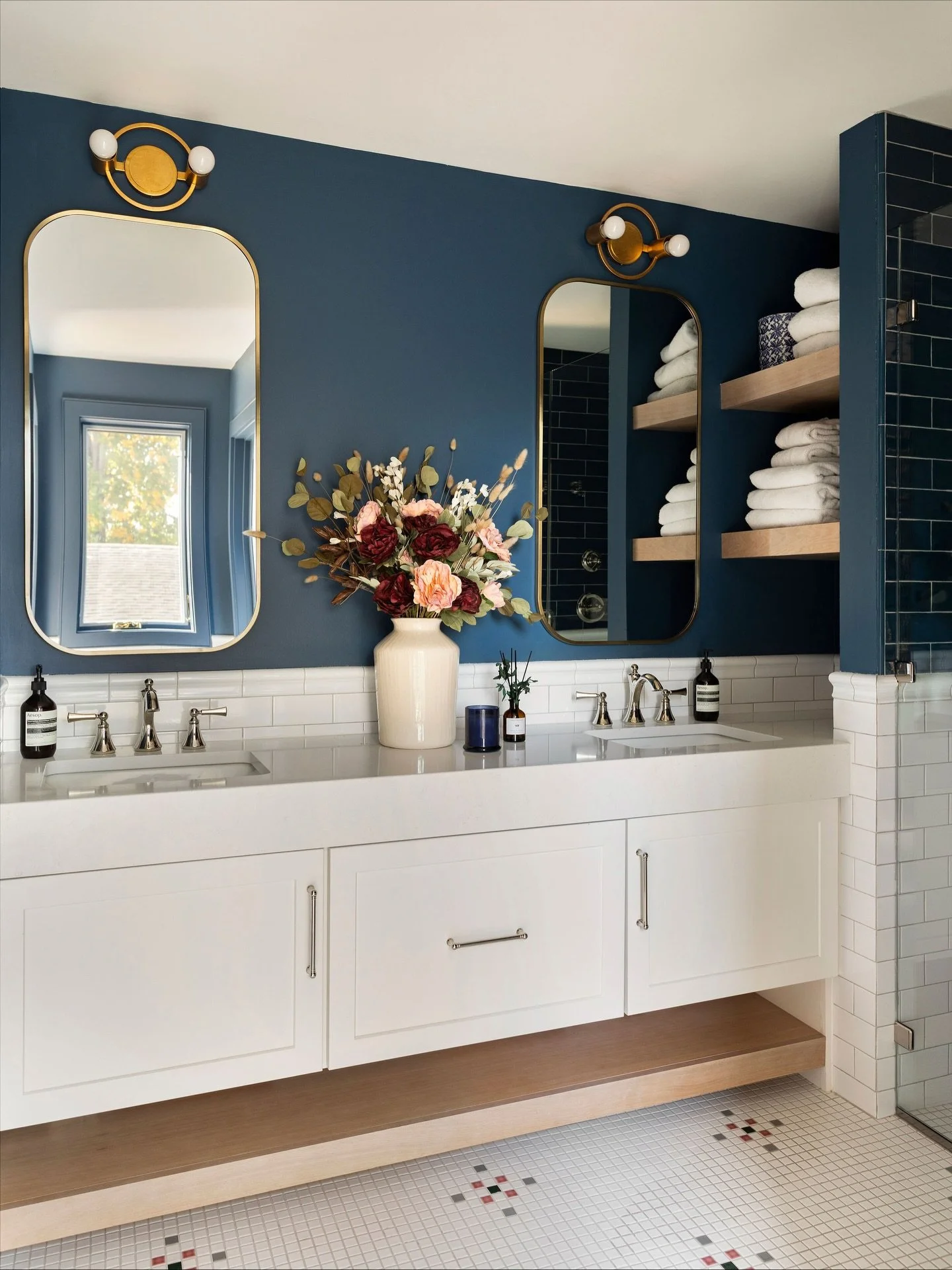 pink goes good with green ✨(and van deusen blue @benjaminmoore 🖌️) #jewelbox

📸: @carolinesharpnack 
design: @cgstudiointeriors 
architecture: @foursquaredesign 
build: artisan build construct