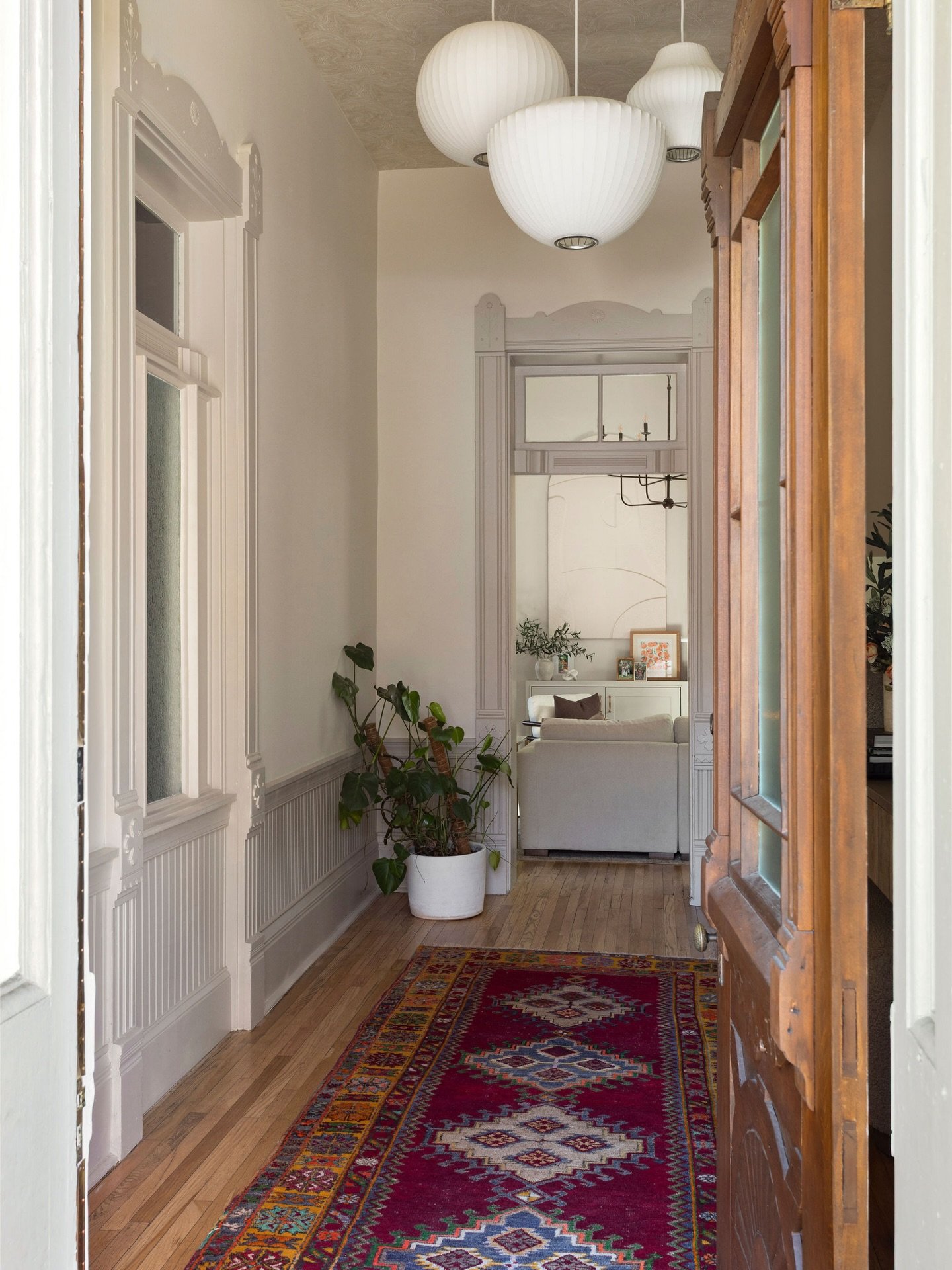 make an entrance 💫&nbsp;#jewelbox

📸: @carolinesharpnack
design: @cgstudiointeriors
architect: @foursquaredesign
builder: artisan build construct

#homerenovation #luxuryinteriors
