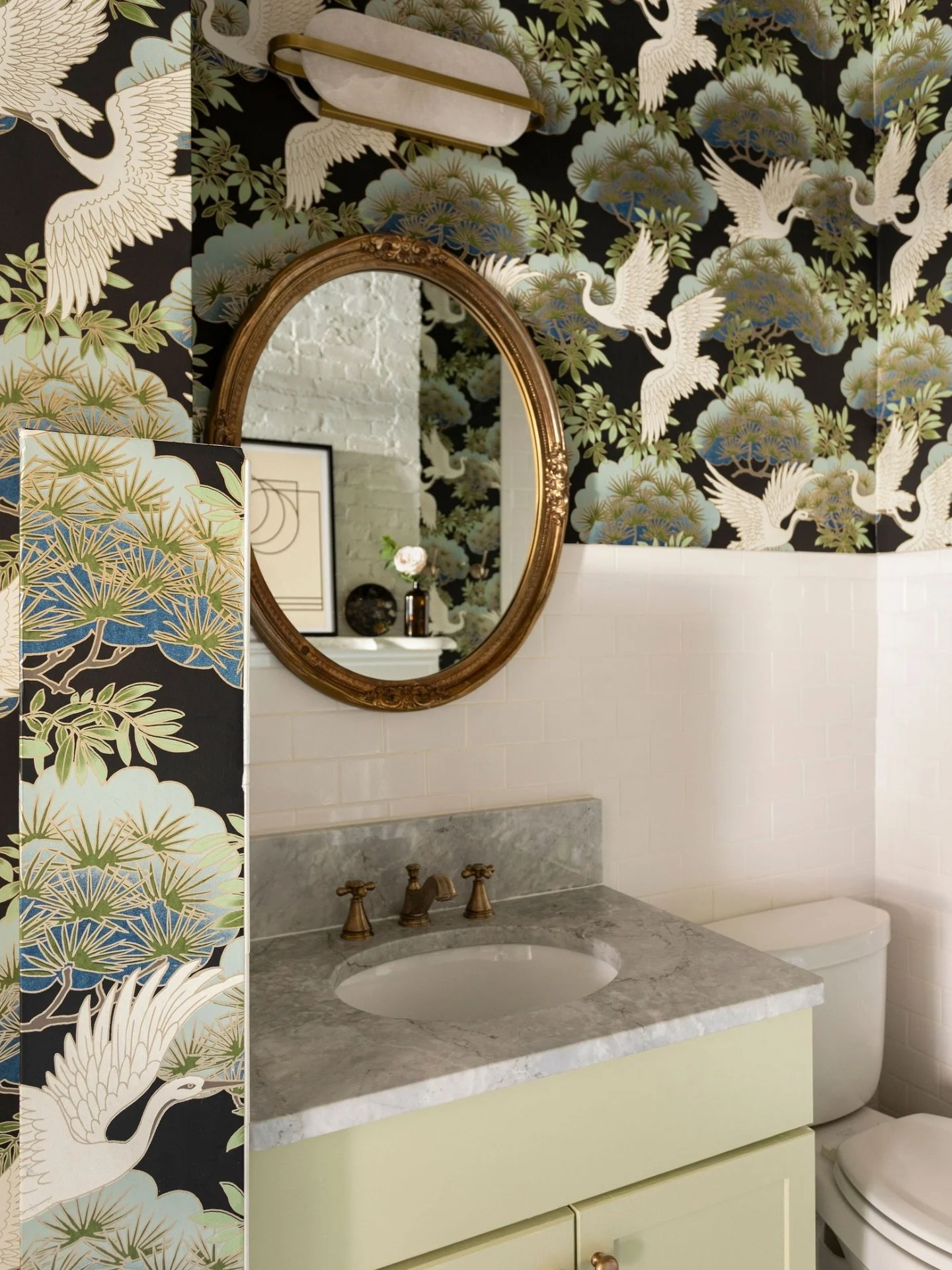 say yes to the wallpaper 🕊️&nbsp;thanks to a little help from our friends at @york_wallcoverings 

📸: @carolinesharpnack
design: @cgstudiointeriors
architect: @foursquaredesign
builder: artisan build construct

#wallpaperinspiration #bathroomdesign