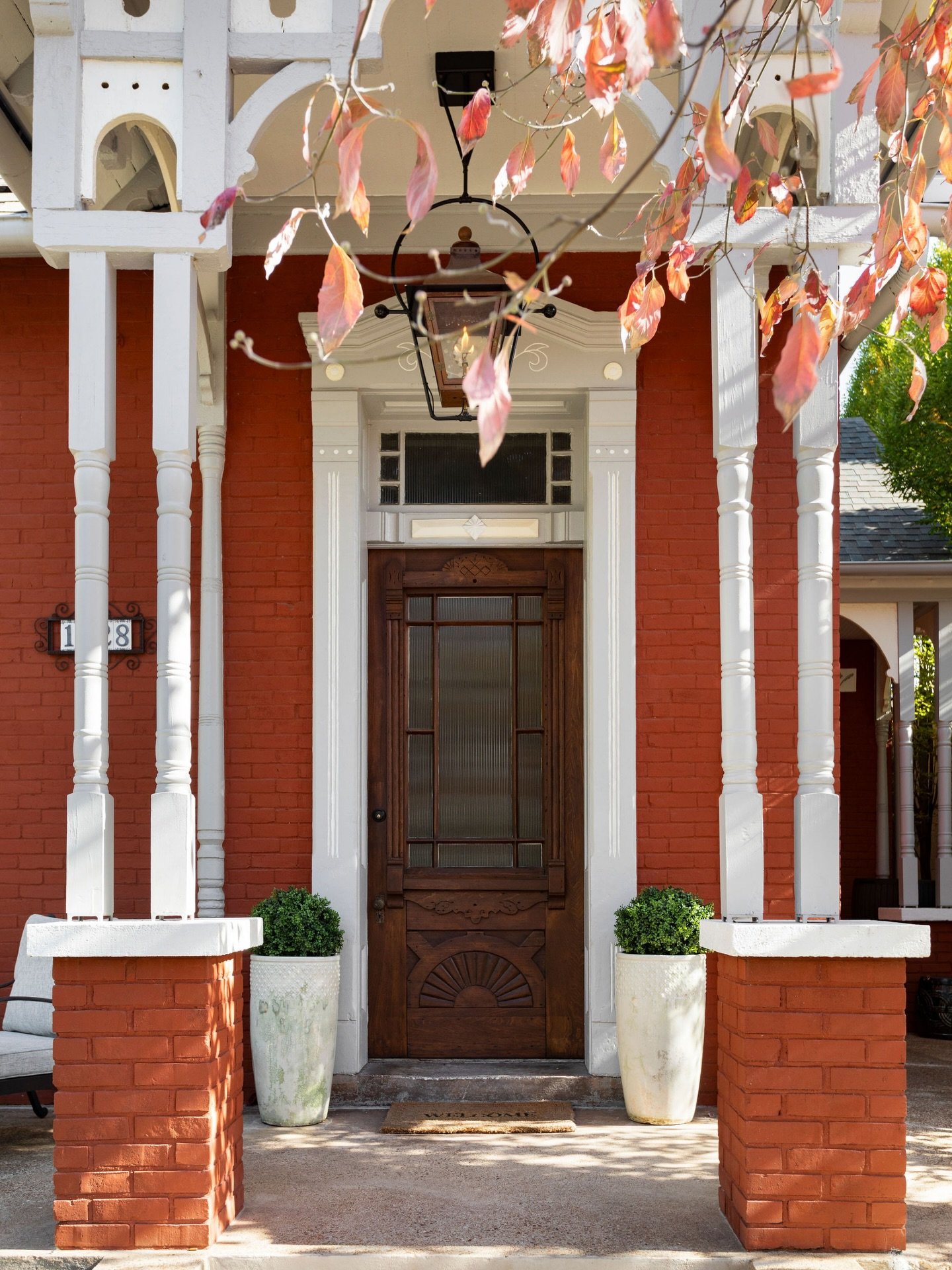 she may be 148 years old, but she gets more fab with age 💅🏻

📸: @carolinesharpnack
design: @cgstudiointeriors
architect: @foursquaredesign
builder: artisan build construct

#historicrenovation #eastnashvillehomes #luxuryinteriordesign