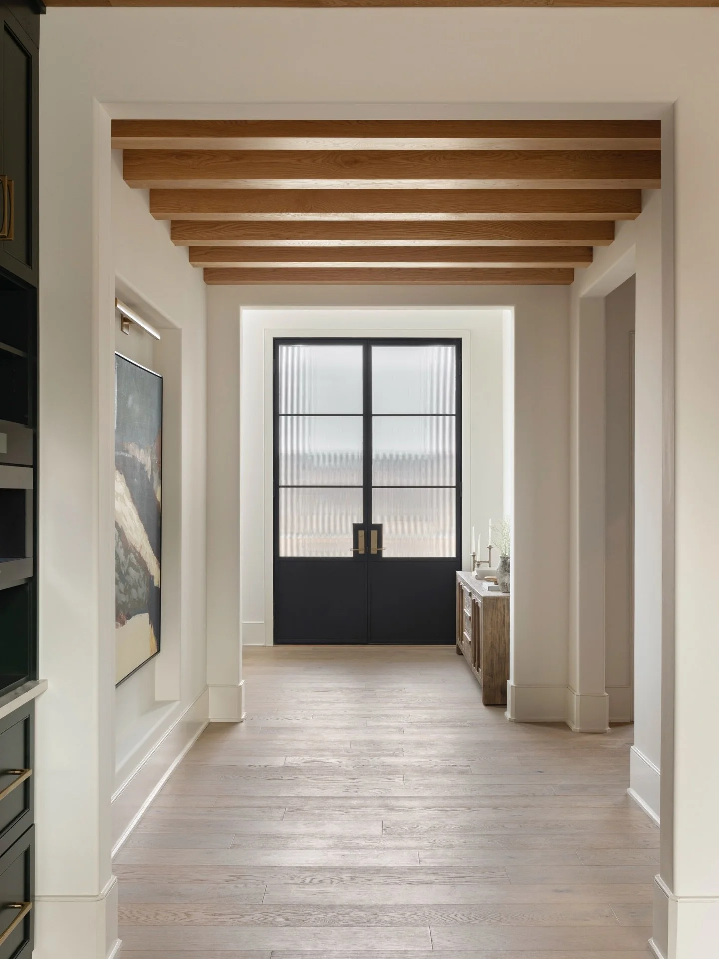 DO YOU WANT THE HOUSE TOUR? 🤩 Well then stay tuned + turn your post notifications on because new photos of #greenthumb just dropped and we can&rsquo;t wait to show you the rest SO SOON🫶🏻 (and yes, that&rsquo;s a leather handle on the fridge)

desi