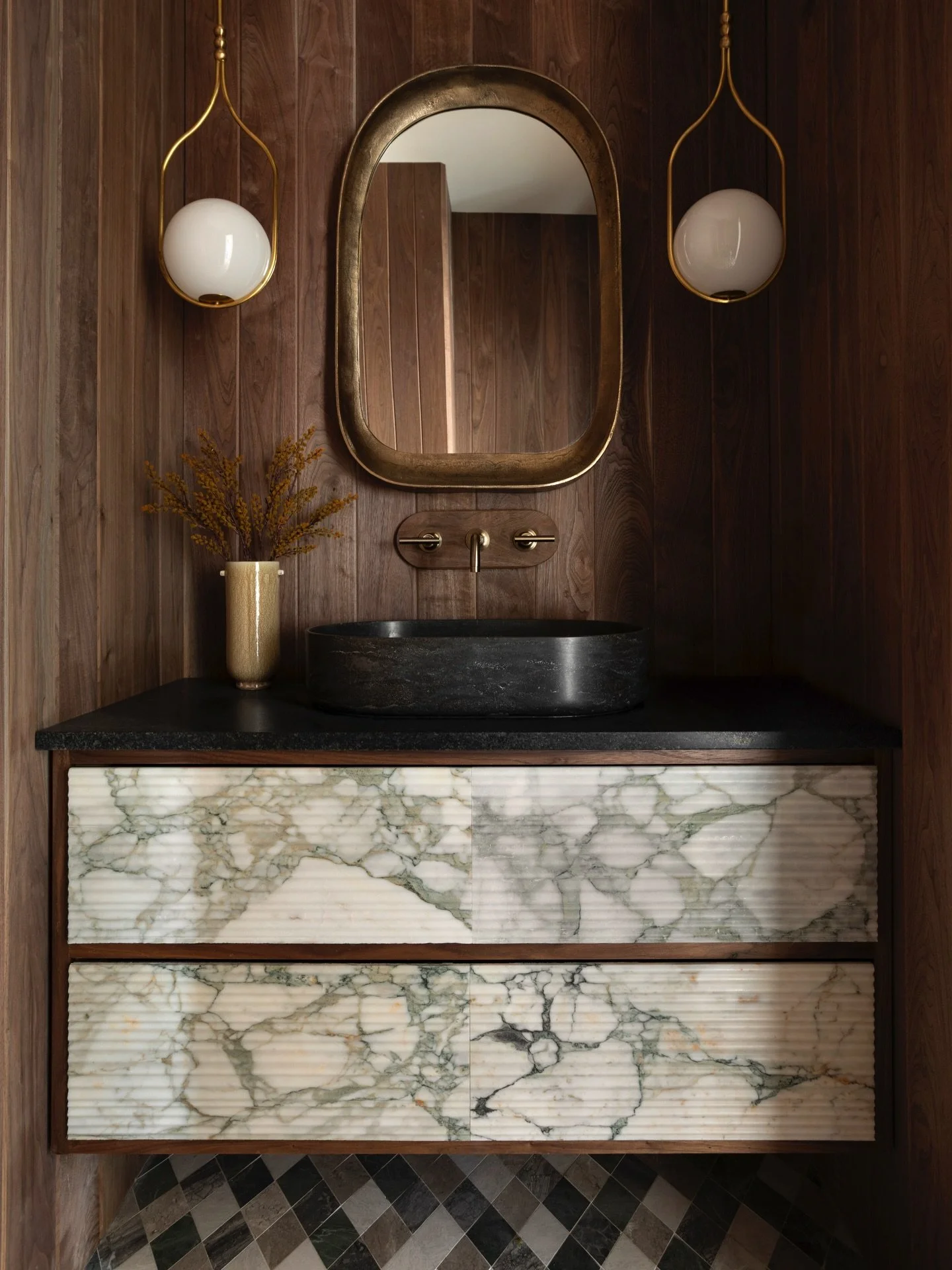 that feeling when your design is out of your head, off of the paper, and finally in real life >>> 
#greenthumb 🤩

design: @cgstudiointeriors 
photo: @carolinesharpnack 
build: @ltghomestn 
architect: @mk_studio_mikekatsa