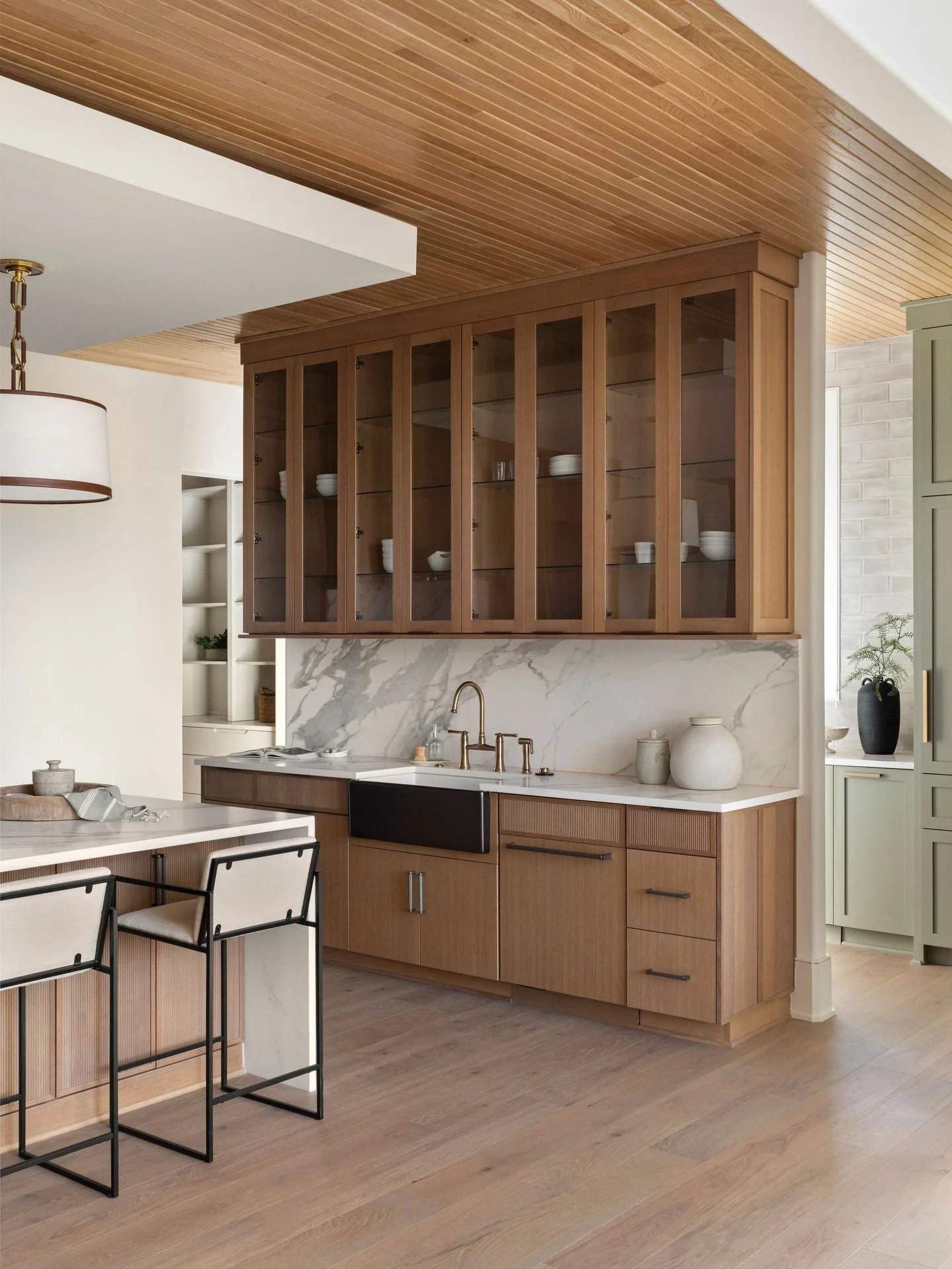 you all are loving this kitchen design, so we decided she deserves another spot in the feed ❤️&zwj;🔥

📸: @carolinesharpnack
builder: @ltghomestn
architect: @mk_studio_mikekatsa