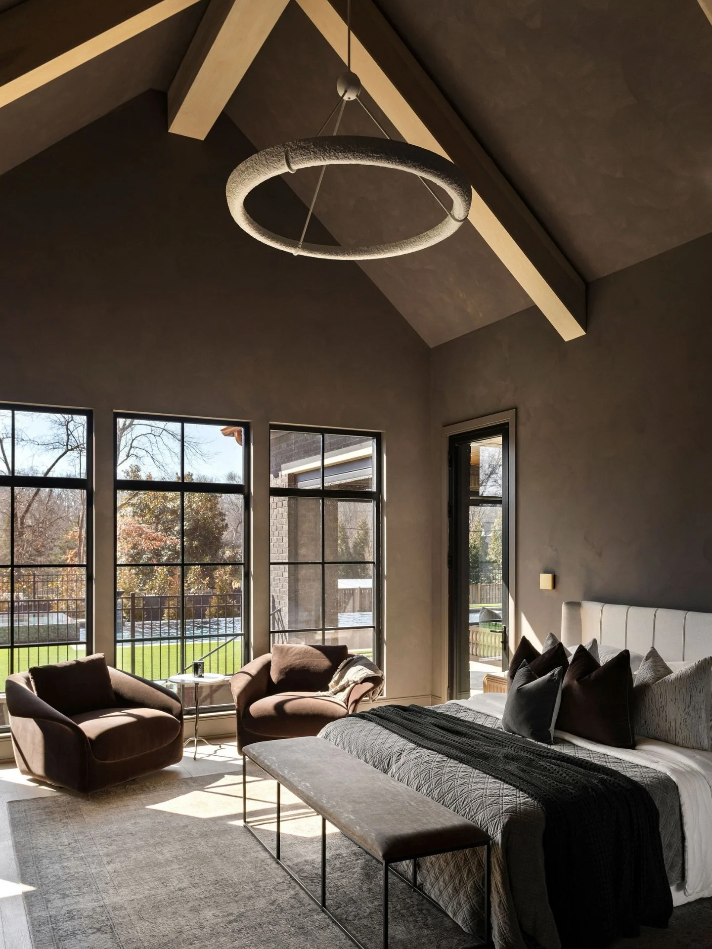 vaulted ceilings 🫱🏻&zwj;🫲🏼&nbsp;color drenching. we opted for a moody warm charcoal limewash from floor to ceiling in the primary suite at project #blackberry. with so much natural light from the windows, the dark tones feel cozy and balanced 🤎

