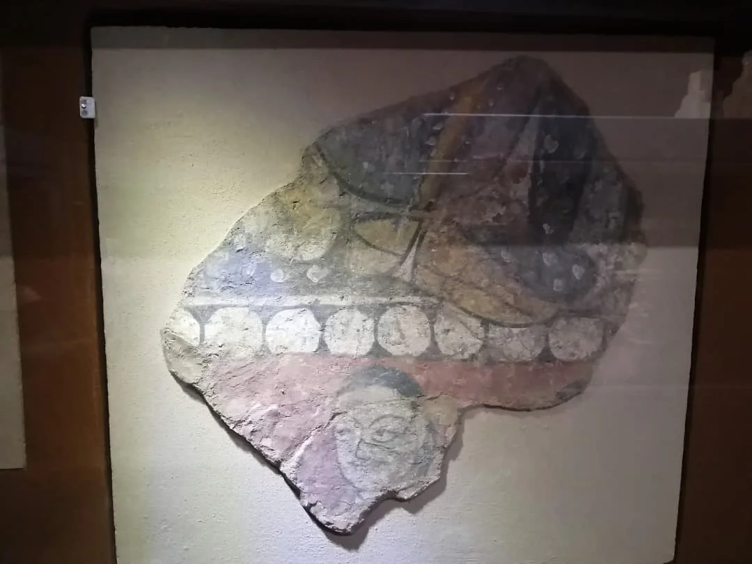 Fresco Fragment 4 - 3 - Dress and the rest part of the body of the head in 1.  