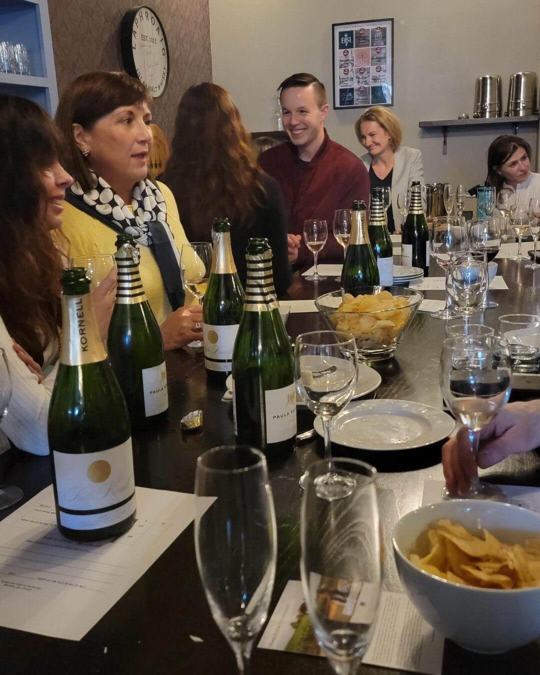 This week's Birch Road Tasting in Chicago was an absolute delight! I'm thrilled to have had the opportunity to share my bubbles with such a wonderful group of guests. The atmosphere was lively and fun, and I couldn't have asked for a better experienc