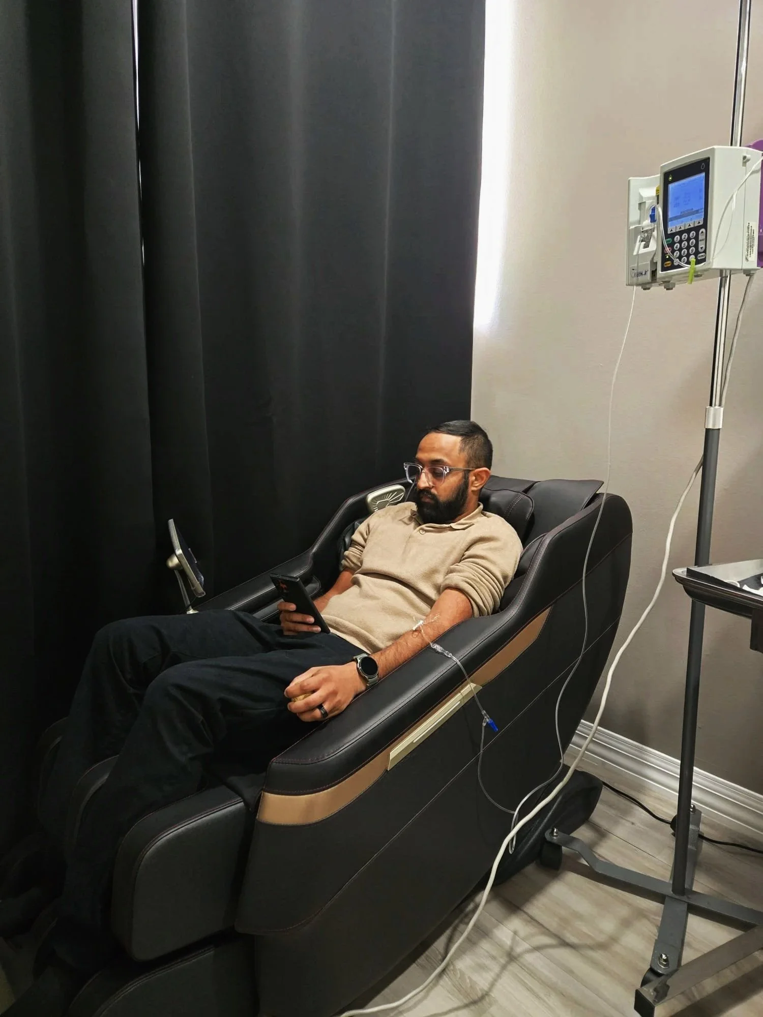 Intravenous drip bag filled with blue liquid labeled "mind and body recharge," includes B-complex vitamins, Vitamin B12, Vitamin C, magnesium, calcium, 1000ml, with a yellow background.