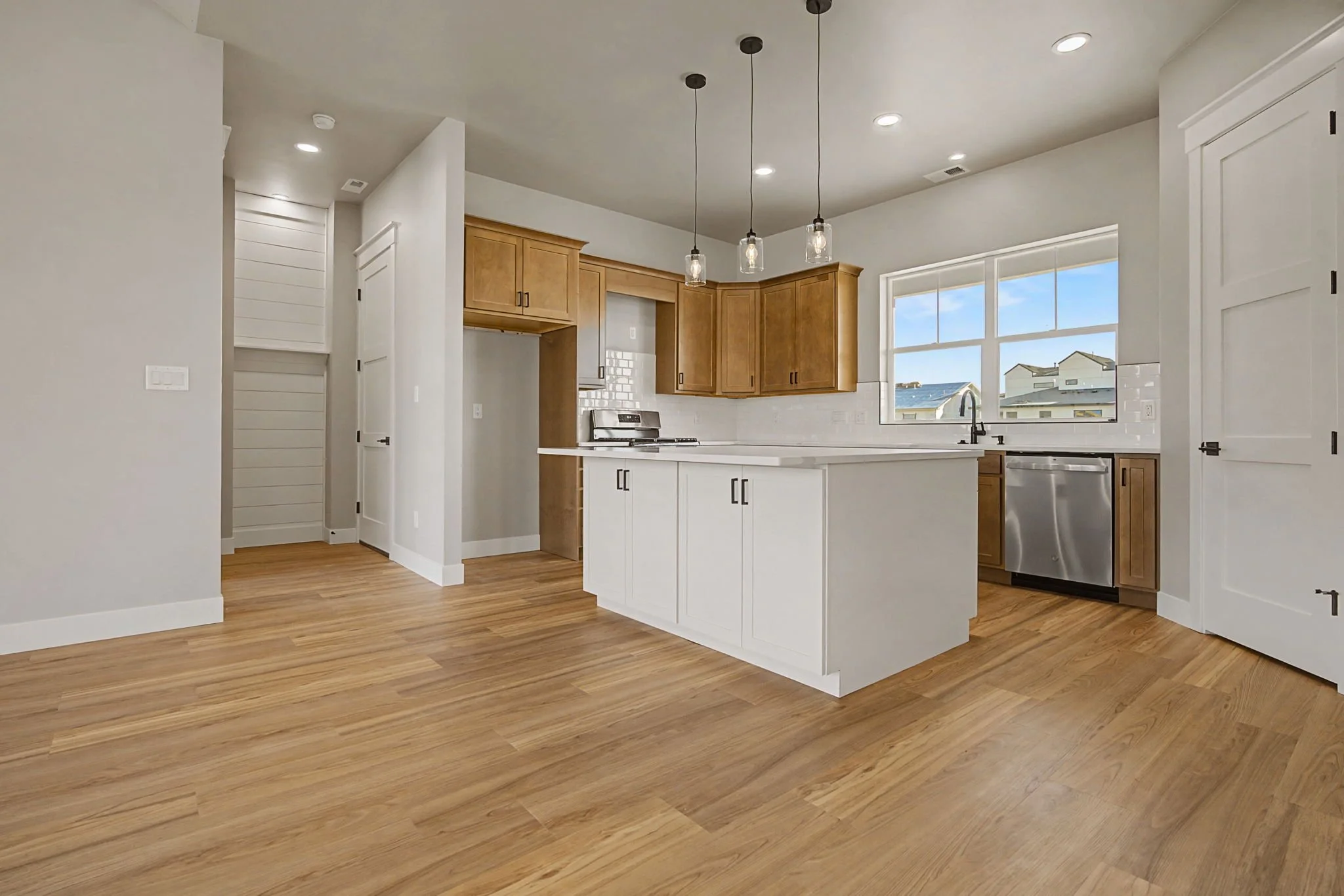 6-web-or-mls-351 Mee Canyon Cir-15.jpg