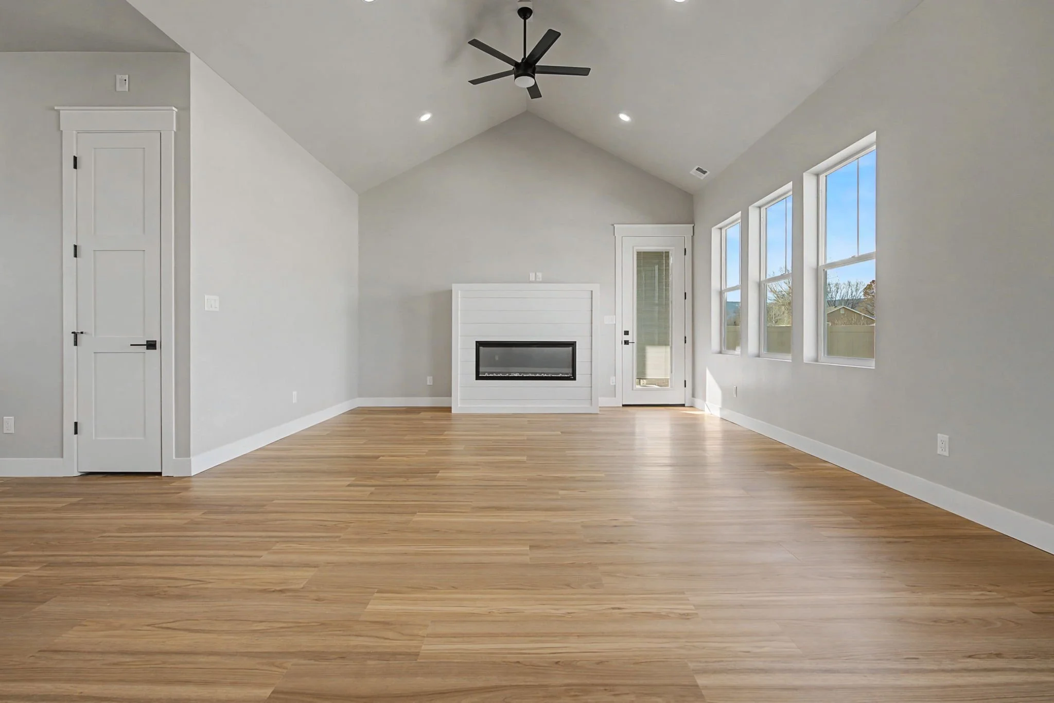 31-web-or-mls-351 Mee Canyon Cir.jpg