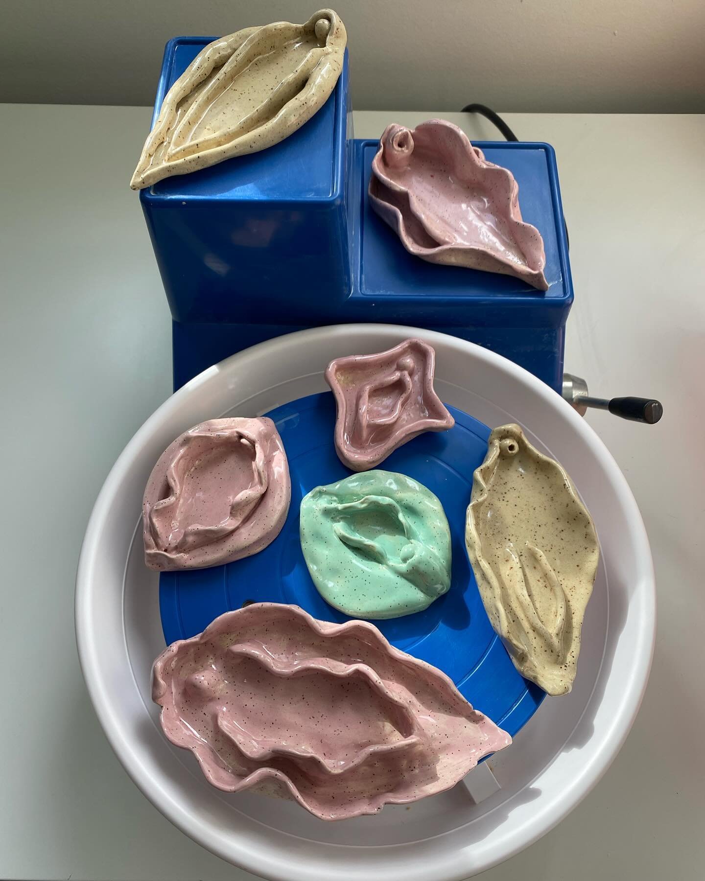 After ➡️ before. I cannot take credit for these, they were made by talented participants in our vulva gazing and sculpting workshop! 🌷🪞💫 @chloeskerlak