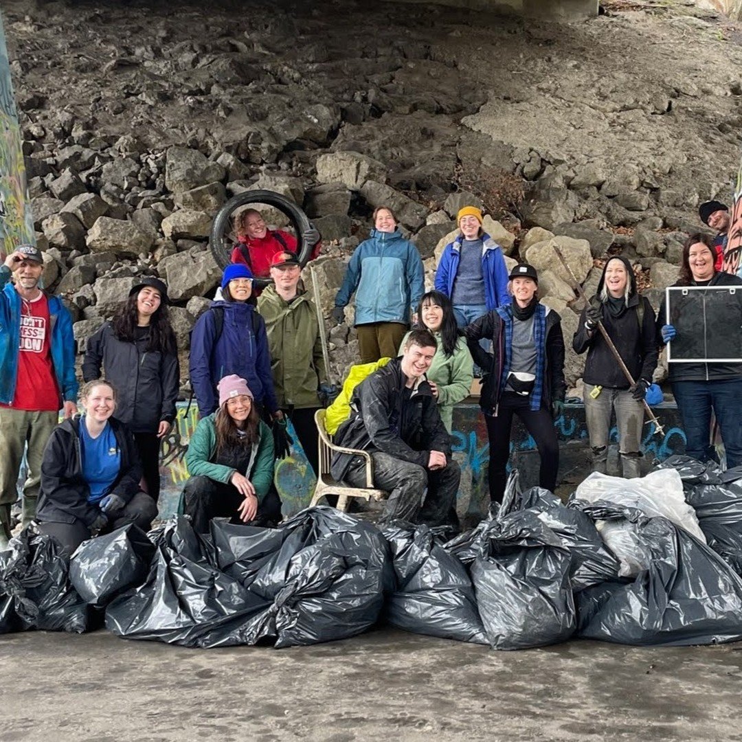 Last week we hosted @rbc, First Service, and @ginkgosustainability for stewardship and clean up activities.

All the teams did an amazing job removing 1300 lbs of garbage, planting native trees and shrubs, removing invasives and installing swallow bo