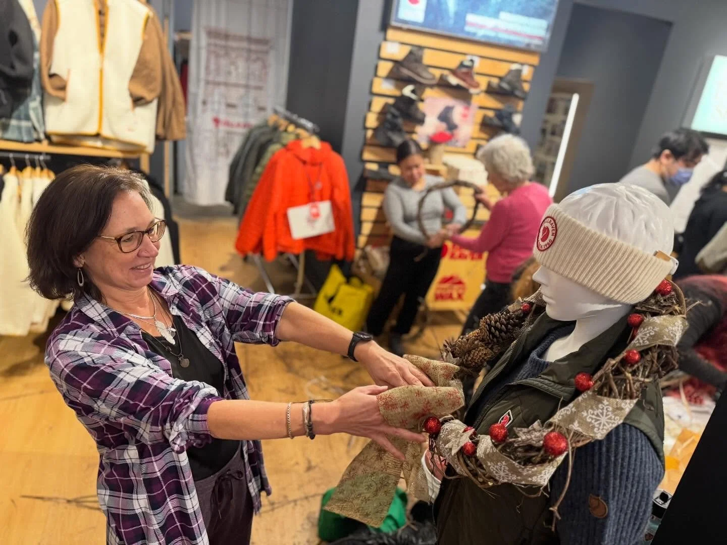 DWMTD had such a joyous and festive afternoon at the Fjallraven (@fjallravenofficial) store on Queen St. W. for our final Art from Invasives workshop. The most fantastic holidays wreaths were crafted from invasive plants such as Buckthorn. A full hou