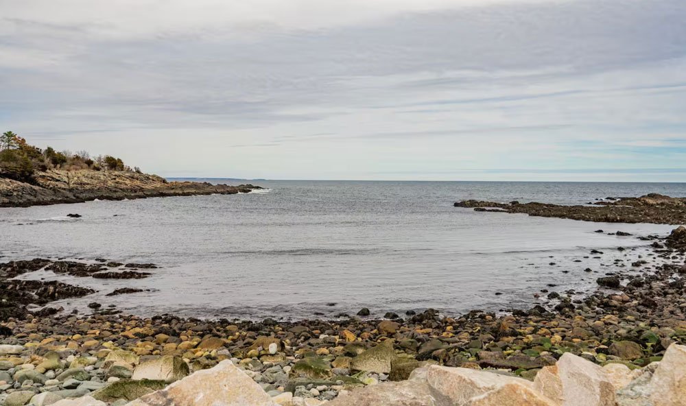 Rocky crab-catching beaches and tidal pools