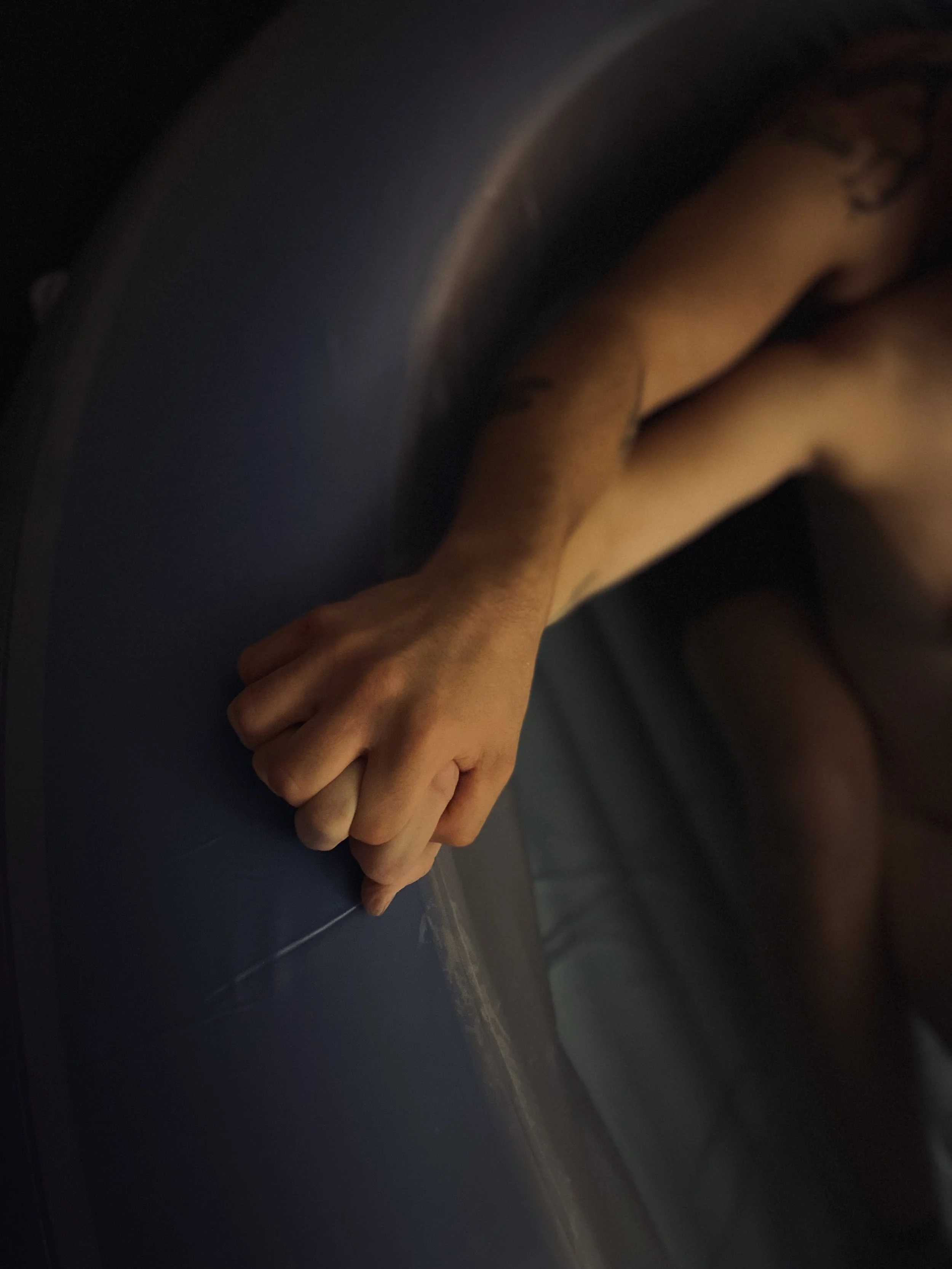 Home-Water-Birth-parents-hold-hands-gentle-birth-care-peaceful