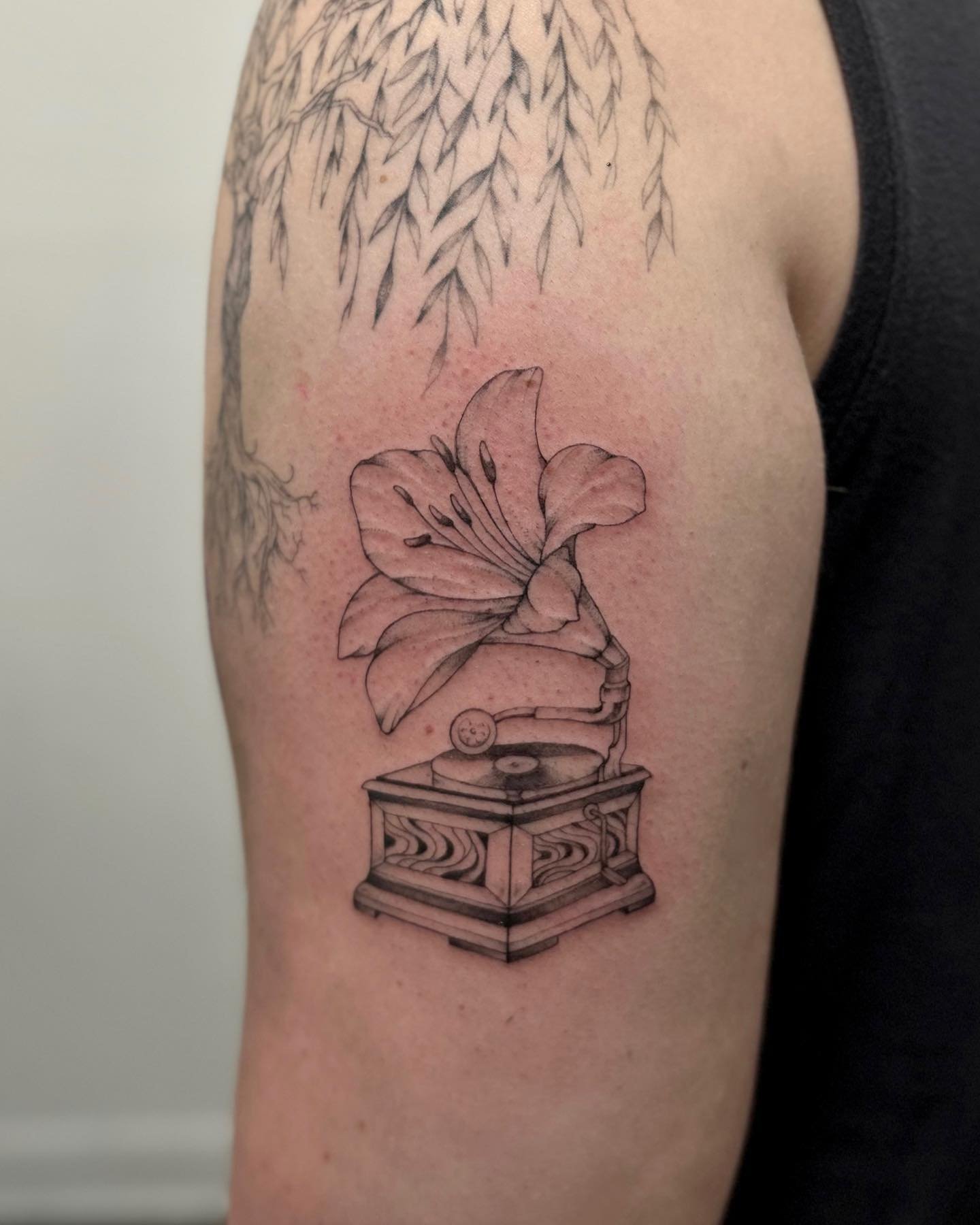 a lily phonograph + bumblebees. 

the cutest new additions to this arm I&rsquo;ve had the pleasure of working on!

thanks for your endless support carly.