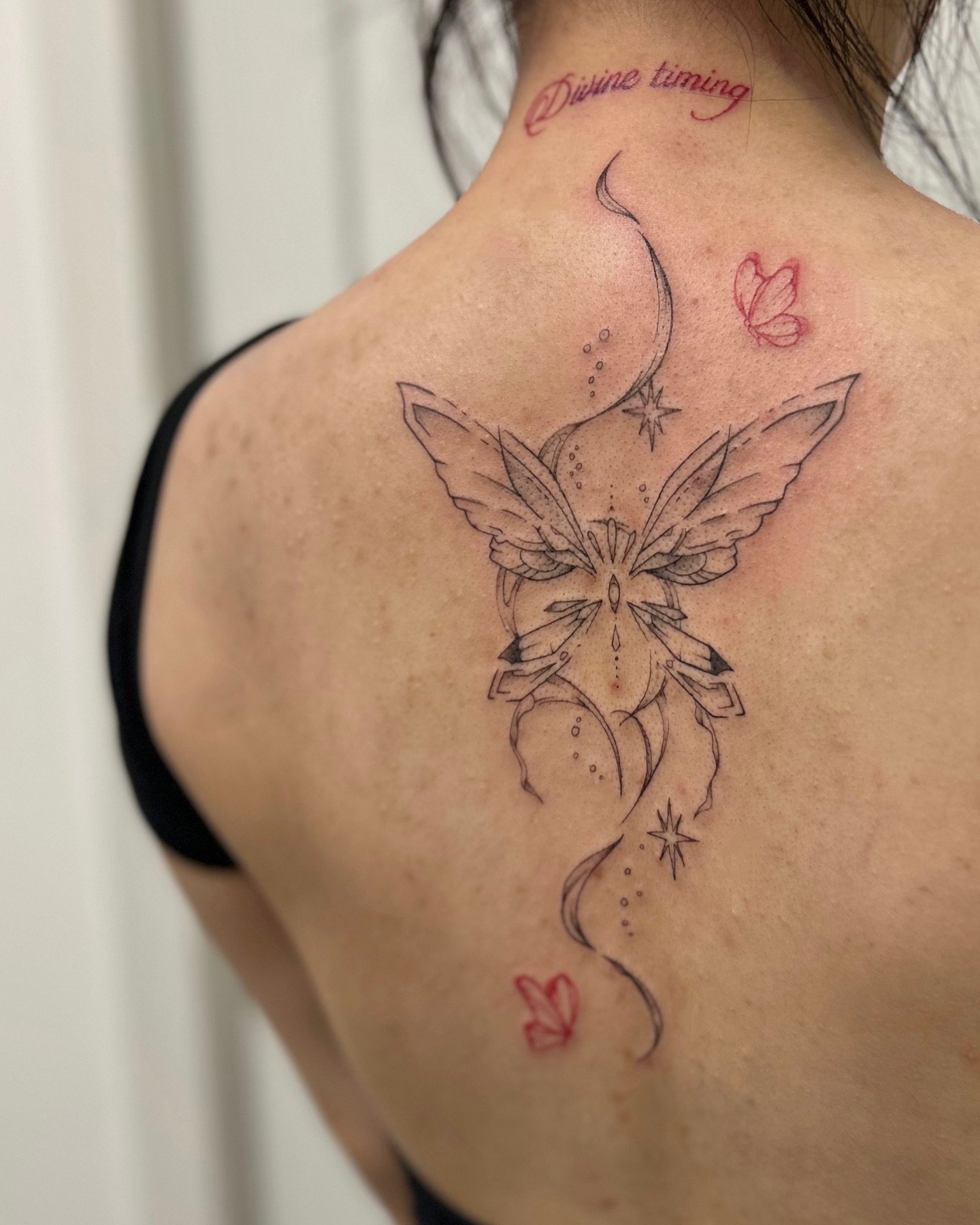 a soft &amp; abstract butterfly back piece. 

+ some red script on the nape of her neck, 
where the stencil did not want to come off! 

thank for trusting me with your first tattoos bea.
