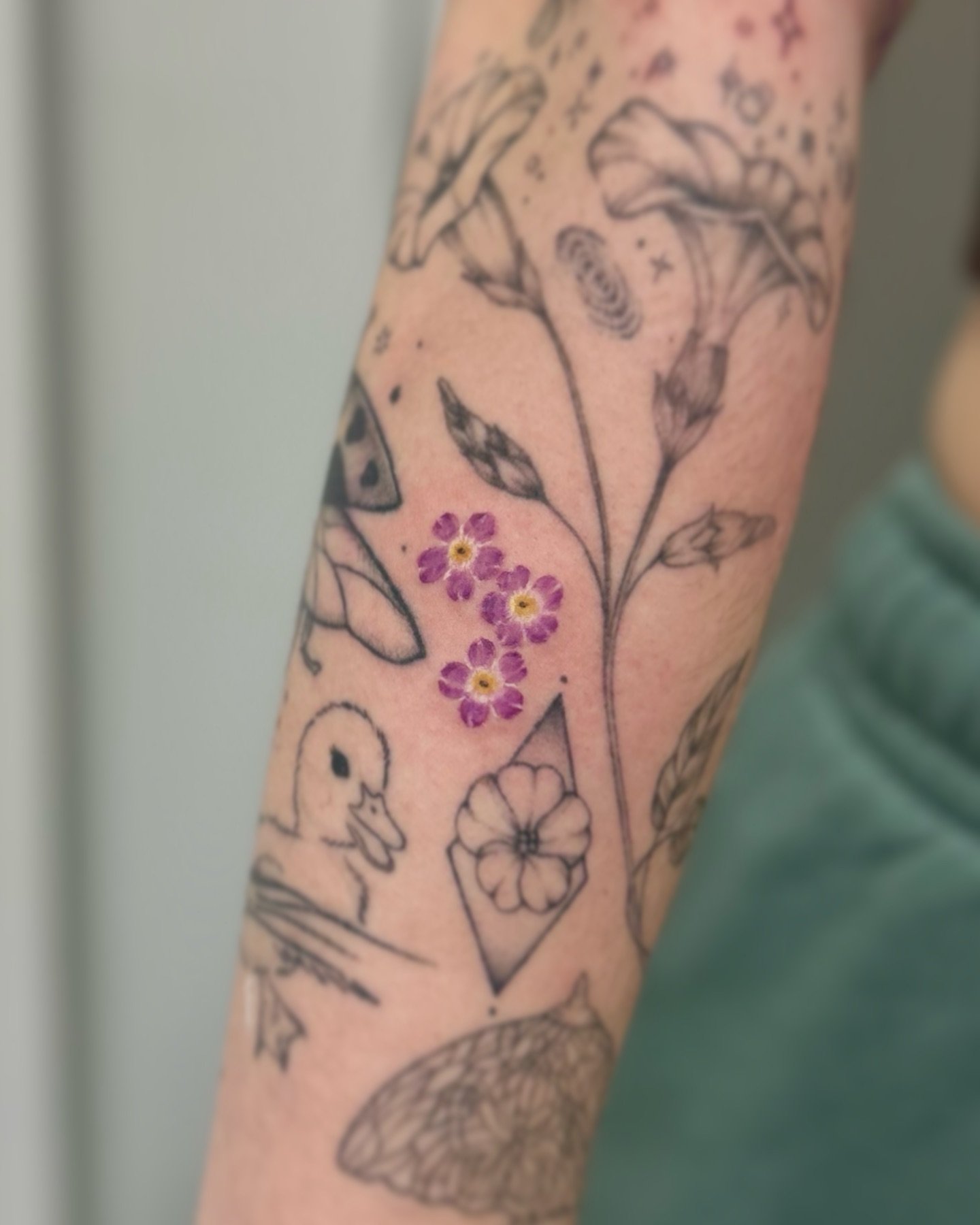 a tiny trio of forget-me-nots. 

the cutest gap filler I&rsquo;ve done so far. 

thanks for coming in again (this is her 7th appt!) 
&amp; trusting me with your first colour piece alexus!