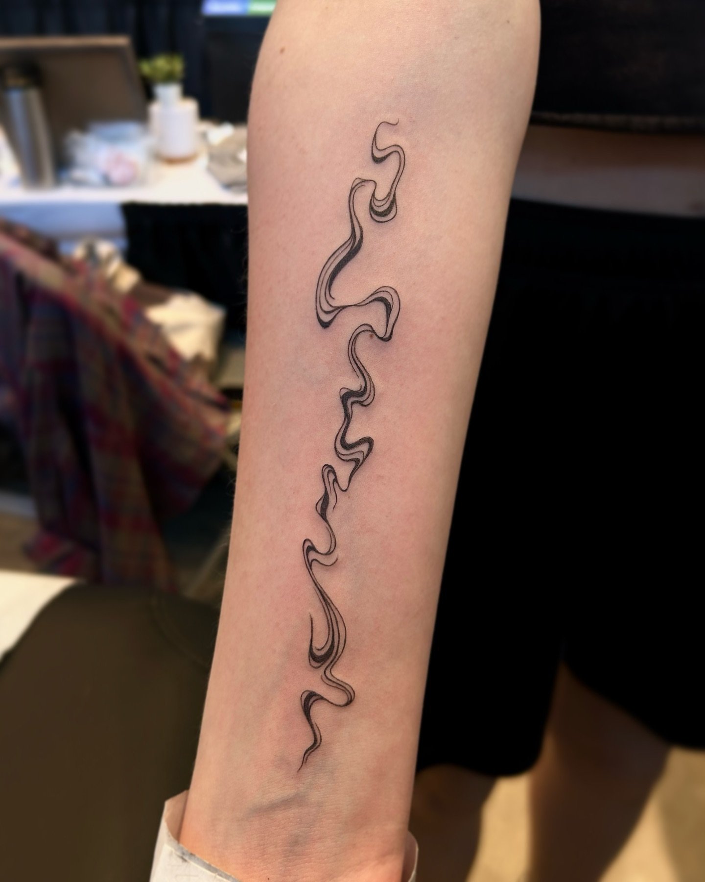 a b s t r a c t &amp;  s w i r l y. 

otherwise known as &ldquo;the squiggly line&rdquo; by all the clients on the waitlist who asked for this flash this weekend. 

thanks for stopping by elliot, 
it was nice talking to you!