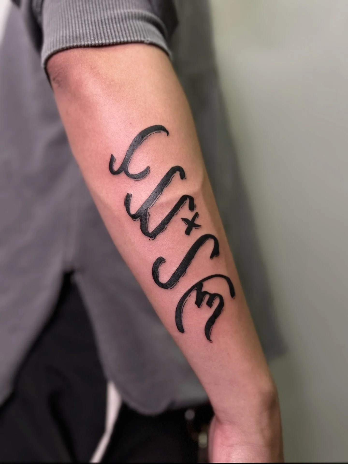T A D H A N A
&mdash; &ldquo;destiny&rdquo; or &ldquo;fate&rdquo; in tagalog

done in (chunky brushwork) baybayin,
an ancient writing system of the philippines.

thanks for coming in again elliz!
#BAYBAYIN #BAYBAYINTATTOO