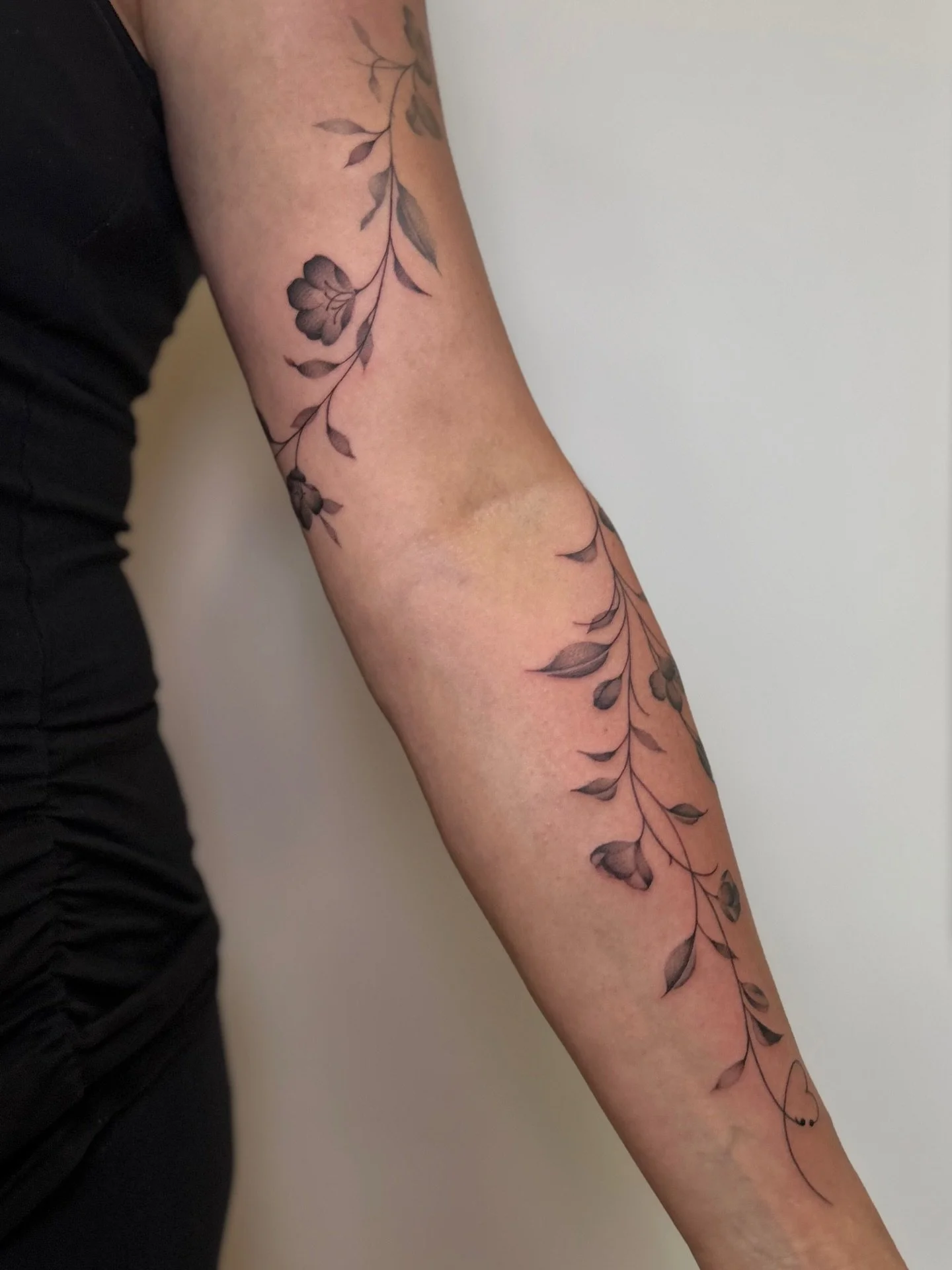 a cherry blossom vine. 

the third session, on this wrapping piece!
+ some progress videos of our other sessions.

thank you, as always chantal!