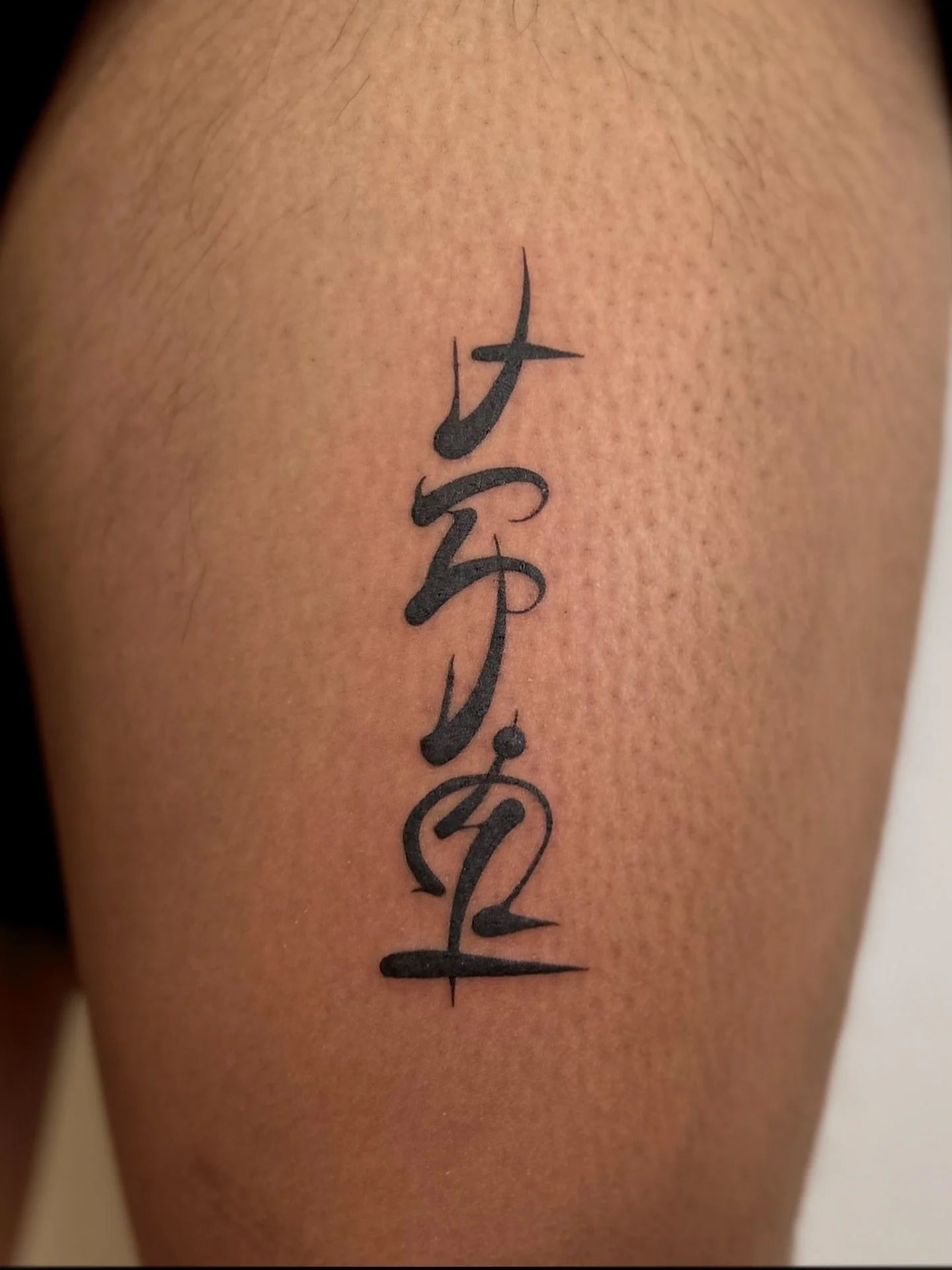 P A D A Y O N
&mdash; &ldquo;continue, keep going, move forward&rdquo; in visayan

done vertically in baybayin, 
an ancient writing system of the philippines.

thanks for the trust with your first andrei!

#BAYBAYIN #BAYBAYINTATTOO