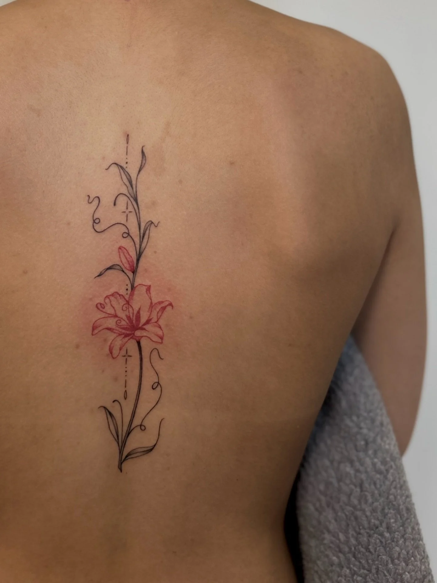 s u n d r o p  f l o w e r

a small tangled inspired spine piece. 

thanks for coming in for this trudy!