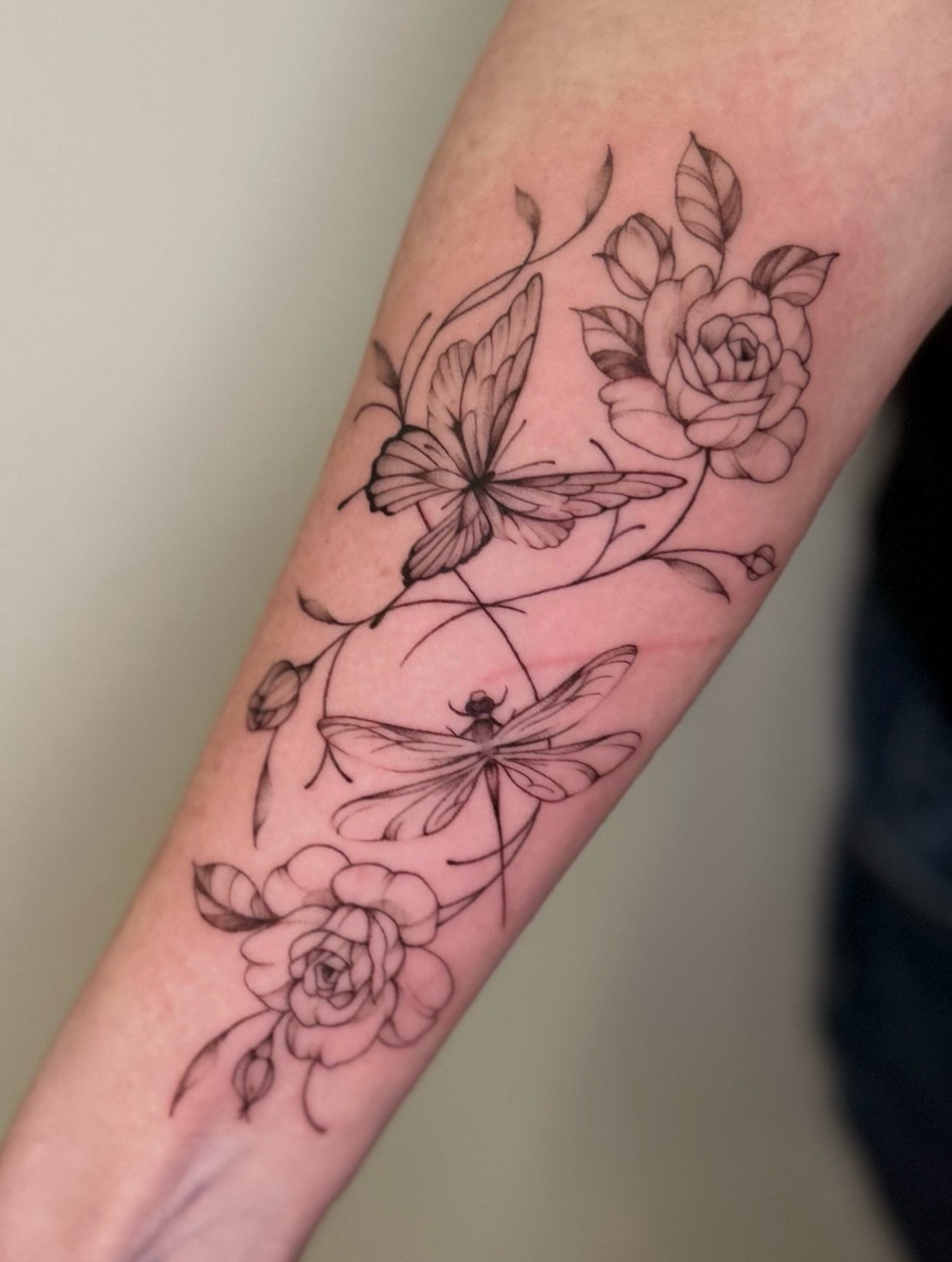 family variations. 

&bull; a dragonfly &amp; butterfly + some soft roses,
 to represent her two daughters. 

&bull; a top &amp; bottom view of a dragonfly, for one daughter.

&bull; a simple lined butterfly, for the other daughter.

thanks margaret,