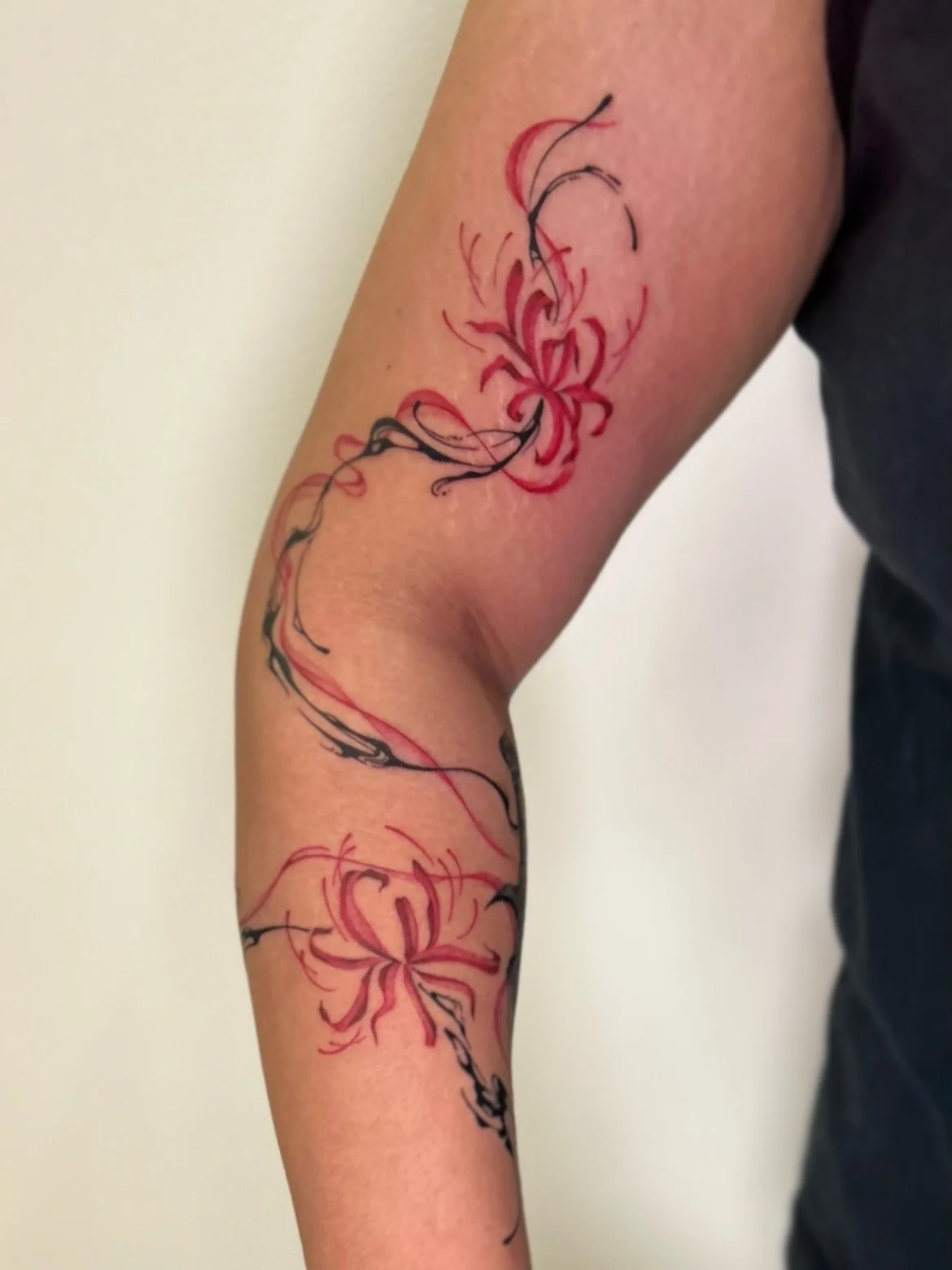 nothing but flow.

two colours, two abstract styles,
some of the prettiest flowers
&amp; one badass blade.

if I could tattoo one thing forever, 
it&rsquo;d definitely be something like this. 

thanks for the patience glecy!