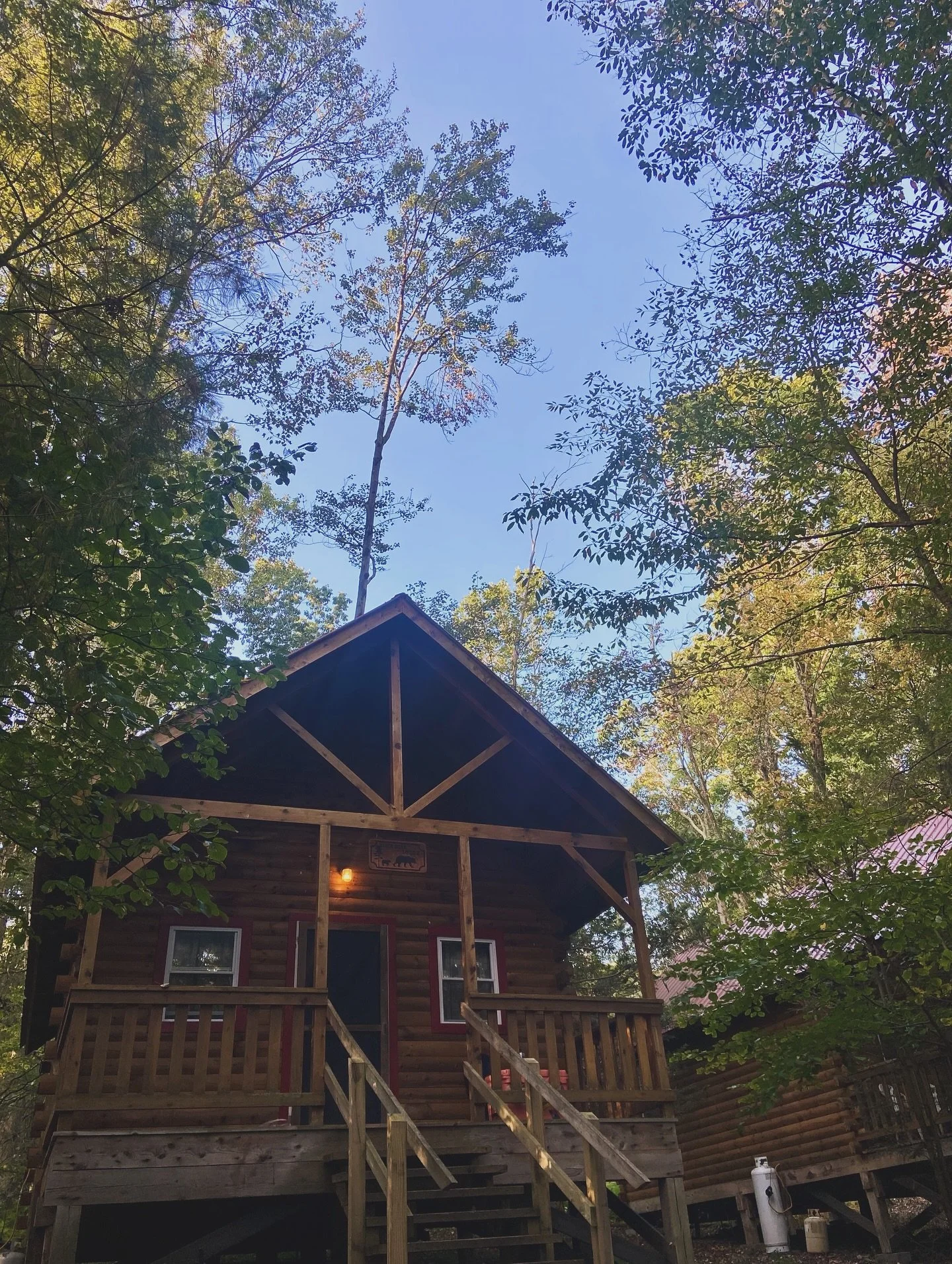 We spent the weekend at this little cabin in the woods, tucked around a bonfire with good company and great beer, completely unplugged. 

And it was perfection 👌🏻 

How was your weekend? Hopefully just as lovely 😊