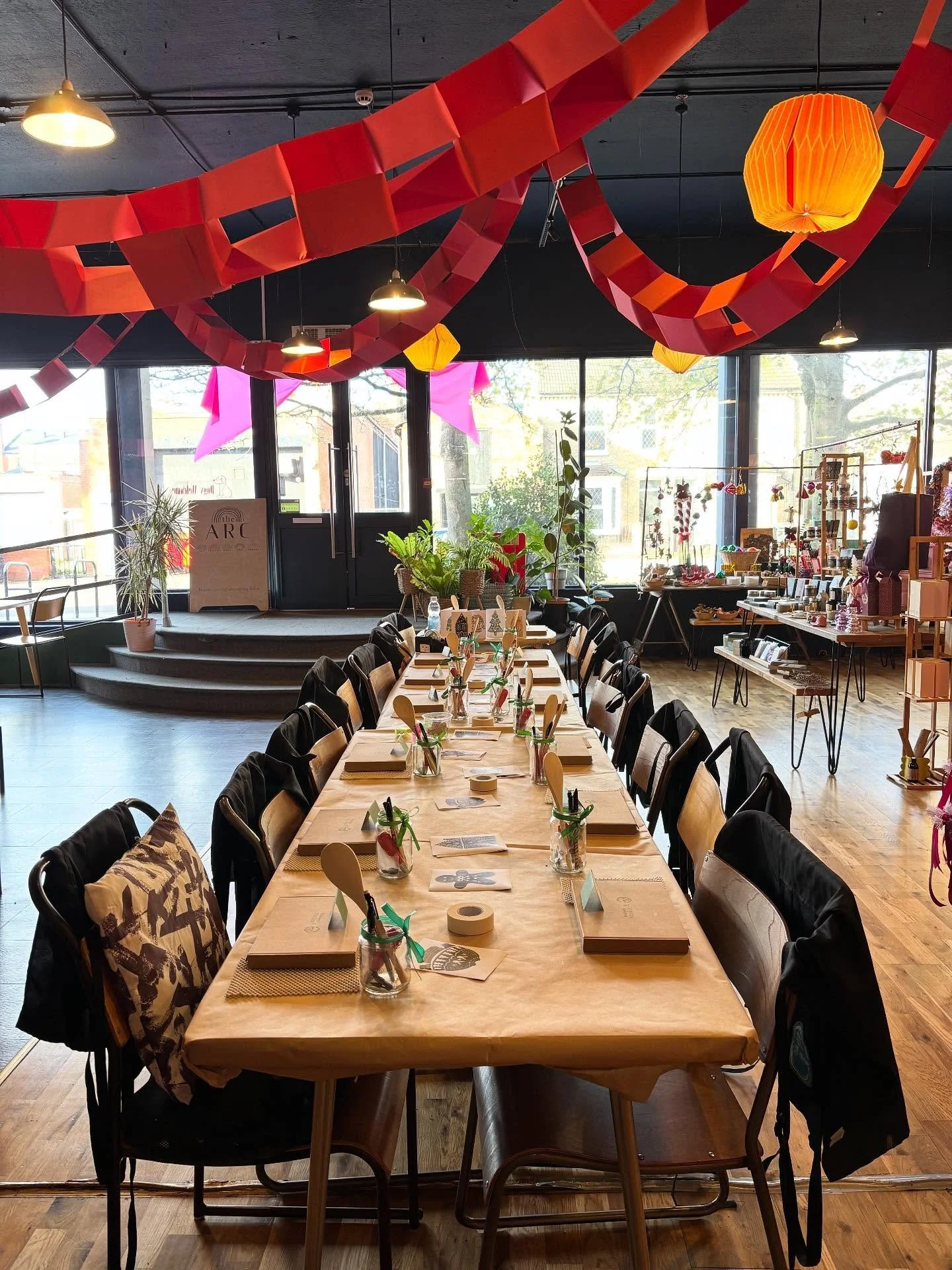 Yesterday&rsquo;s Pot &amp; Print workshop at @thearcbedford was so much fun!! Our wonderful group created a Lino cut which they first used to print a set of handmade Christmas cards🎄 they then used the plate to stamp into clay and create hanging Ch