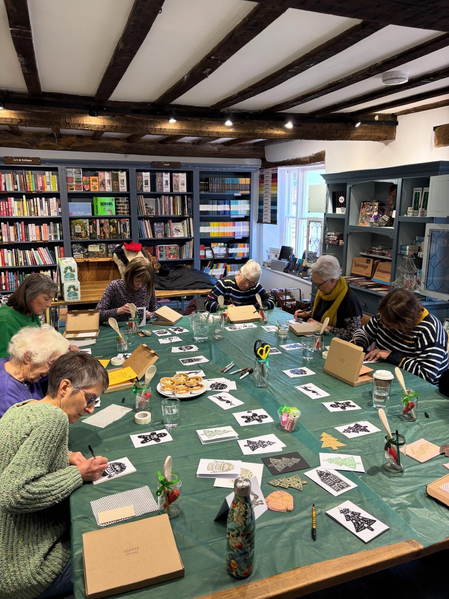 Another sold out workshop at @suddenly_bookshop! Beautiful venue and great people🎄

This lovely group started by choosing from a series of pre-made designs which they then transferred and carved into Lino. They were then guided through the process o