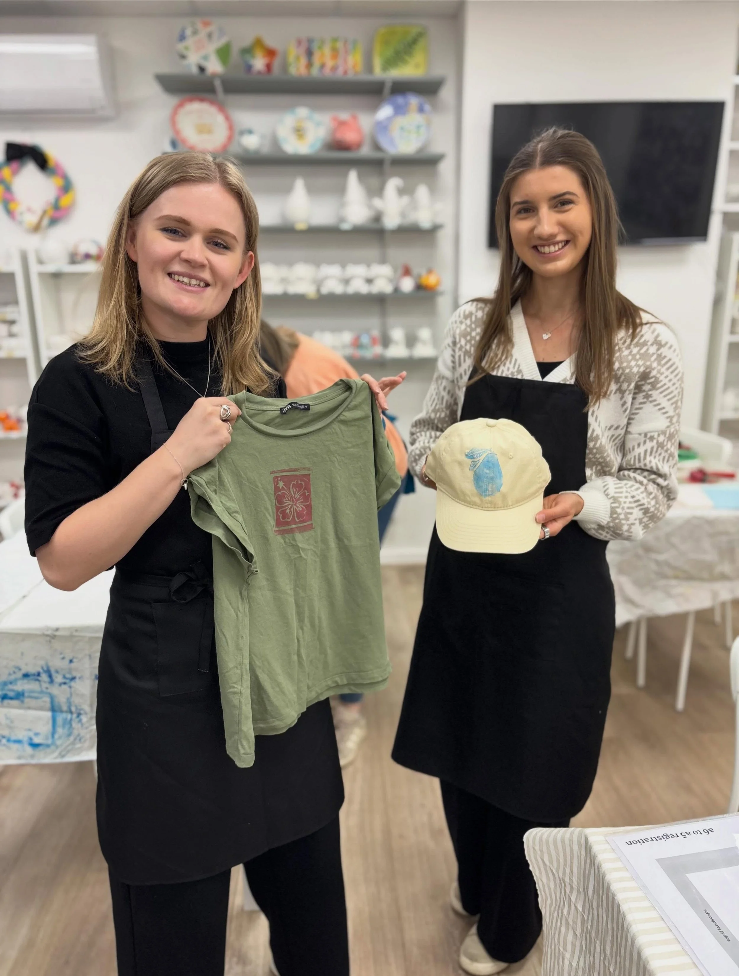 Come along to @fluff.studios on Thursday to learn the process of Lino printing and print both a paper print AND onto an item of clothing of your choice!! 

Still some spaces left - book through the link in bio✨.. (there&rsquo;s also now &pound;10 off