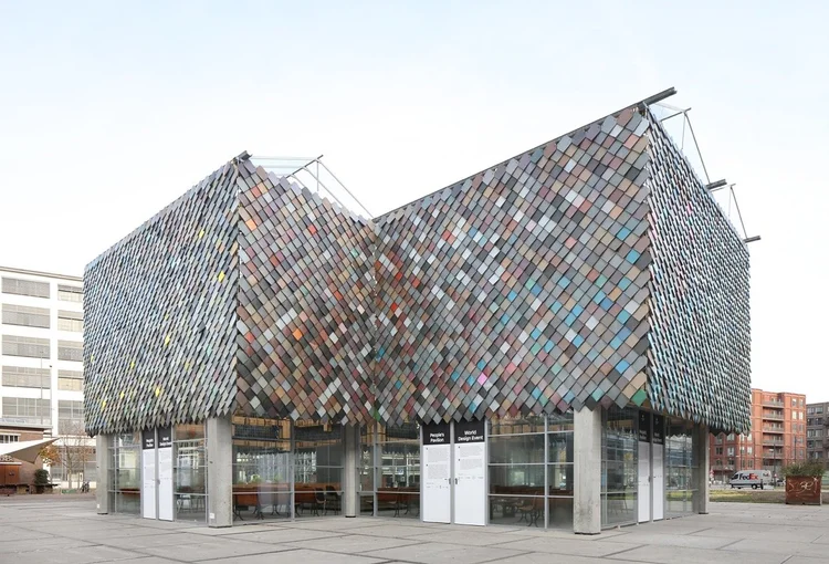 People's Pavilion, Eindhoven, Nederland: gevel met Pretty Plastic tegels