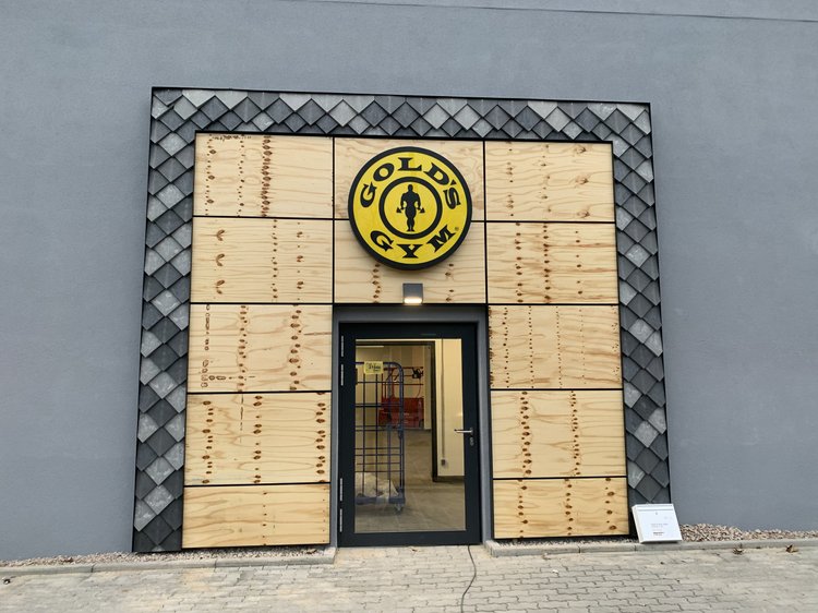 Gold's Gym, Milaan, München, Berlijn en Herne: gevel met Pretty Plastic tegels