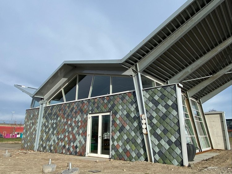 Bouwlab, Haarlem, Nederland: gevel met Pretty Plastic tegels