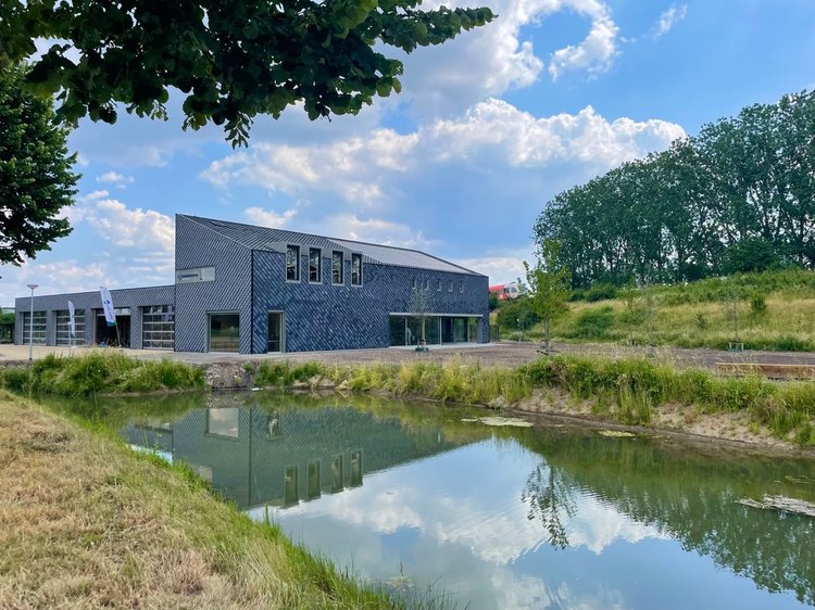 Ambulancepost Tiel, Tiel, Nederland: gevel met Pretty Plastic tegels