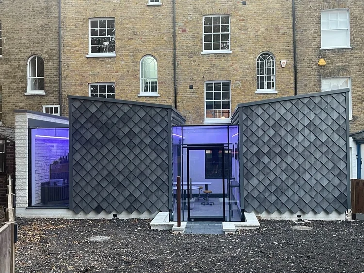 FINC Office, Chelmsford, Engeland, VK: gevel met Pretty Plastic tegels