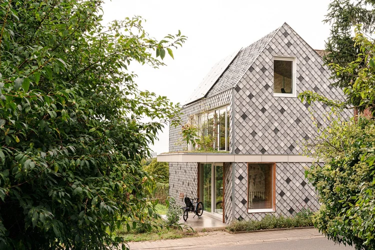 Woning familie Struyf, Kessel-Lo, België: gevel met Pretty Plastic tegels