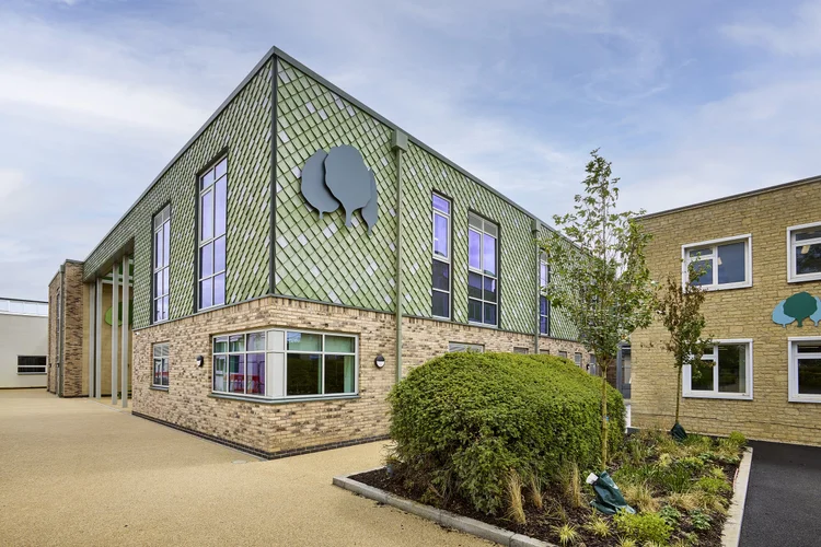 Wood Green School, Witney, Oxfordshire, VK: gevel met Pretty Plastic tegels