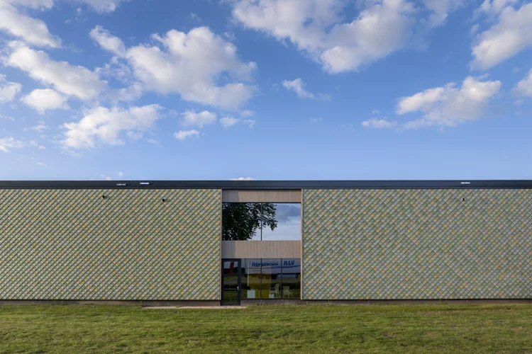 Lensen Inspiration & Innovation Centre, Zaltbommel, Nederland: gevel met Pretty Plastic tegels